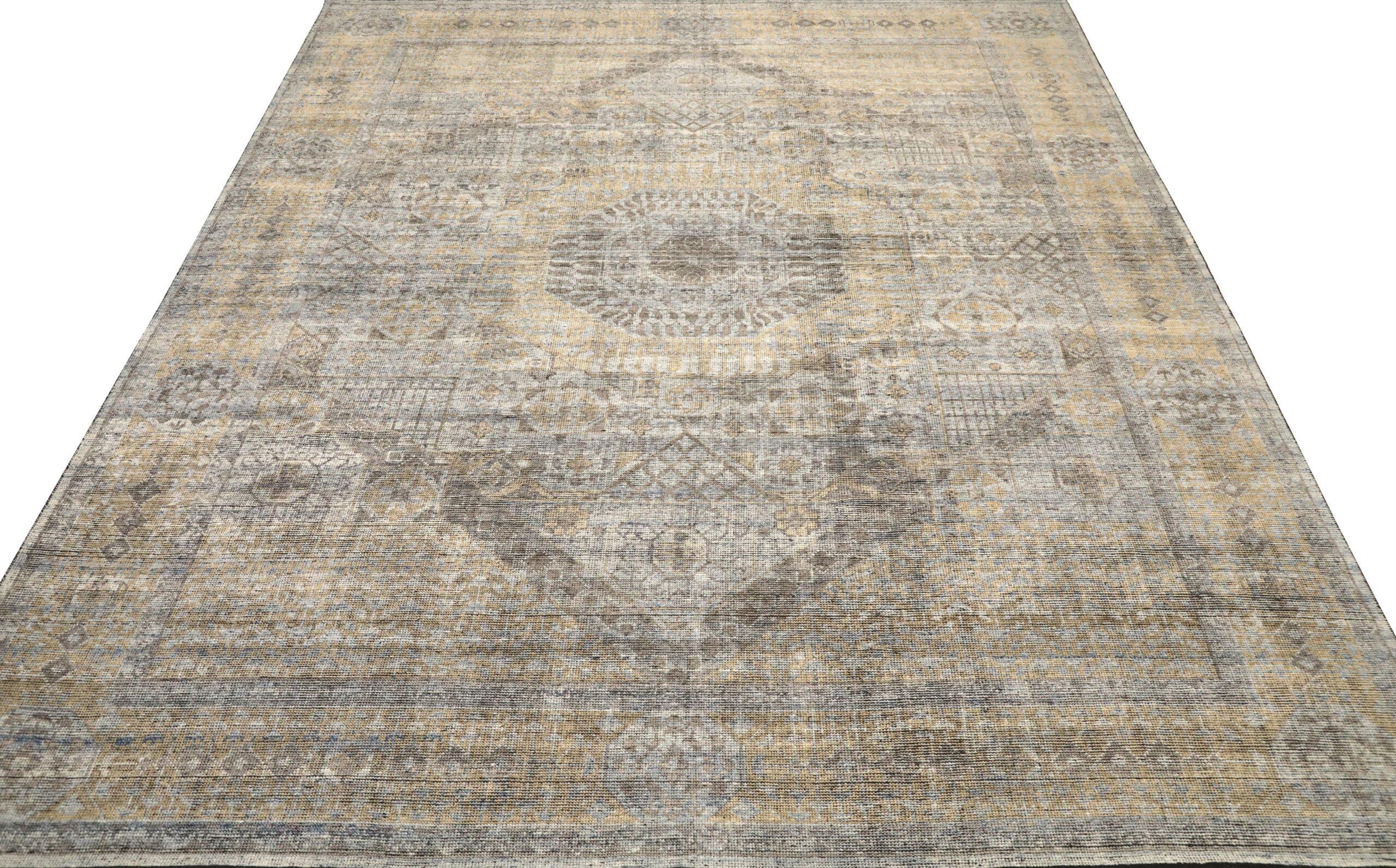 Descubre la elegancia de las alfombras marroquíes de la India de Circa 1990. Diseñado con lana y tonos grises/amarillos plateados, este diseño exclusivo es perfecto para realzar tu espacio.
