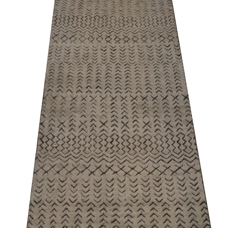 Scopri l'eleganza del tappeto IndiaMoroccan Moroccan Small Rug di CIRCA 1990. Progettato in lana e marrone-avorio, questo design esclusivo è perfetto per valorizzare il tuo spazio.