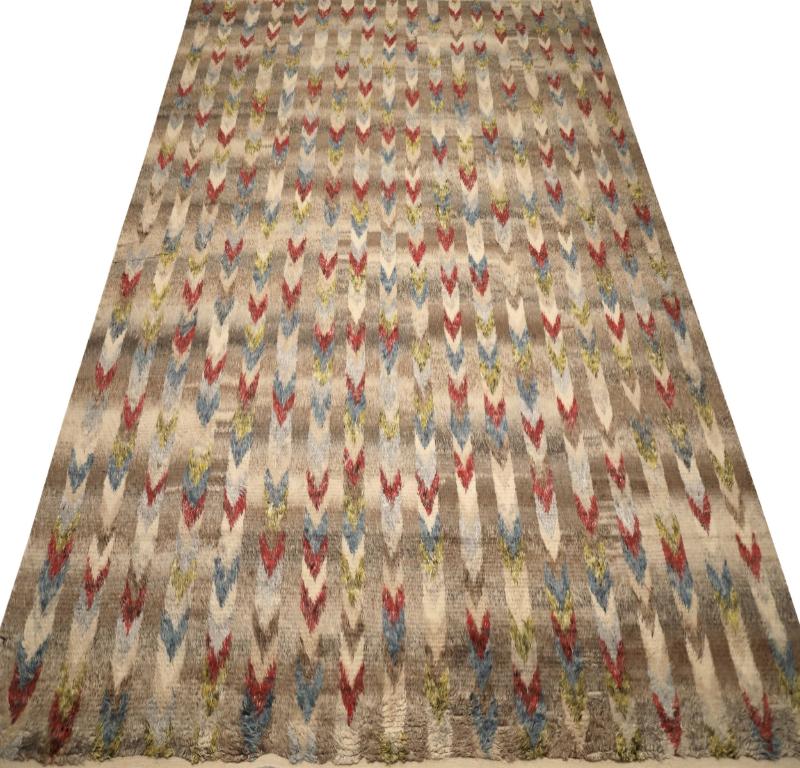 Scopri l'eleganza dell'India Moroccan caratterizzato da un tappeto over size del 1990. Progettato con lana e blu-marrone-verde-avorio-rosso, questo design esclusivo è perfetto per valorizzare il tuo spazio.