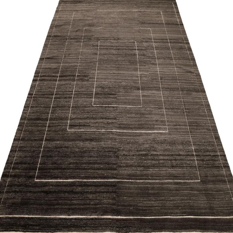 Scopri l'eleganza dell'India Moroccan caratterizzato da un tappeto over size del 1990. Progettato in lana e marrone, questo design esclusivo è perfetto per valorizzare il tuo spazio.