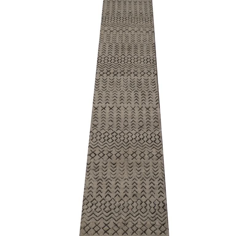 Scopri l'eleganza dell'India Moroccan caratterizzato da un tappeto over size del 1990. Progettato in lana e marrone-avorio, questo design esclusivo è perfetto per valorizzare il tuo spazio.