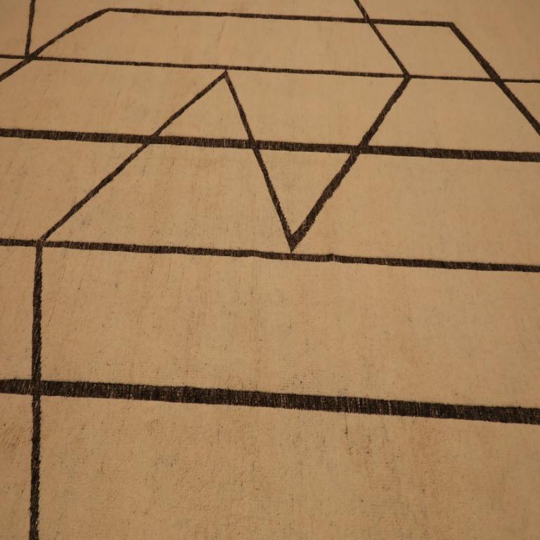 Scopri l'eleganza dell'India Moroccan caratterizzato da un tappeto over size del 1990. Progettato in lana e marrone-avorio, questo design esclusivo è perfetto per valorizzare il tuo spazio.