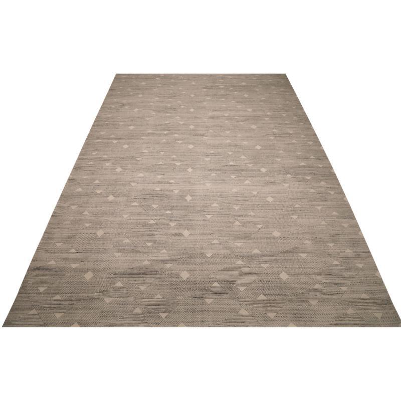 Découvrez l'élégance de l'Inde marocaine qui présente le tapis Over Size de Circa 1990. Conçu avec de la laine et du Design/One, ce design exclusif est parfait pour mettre en valeur votre espace.