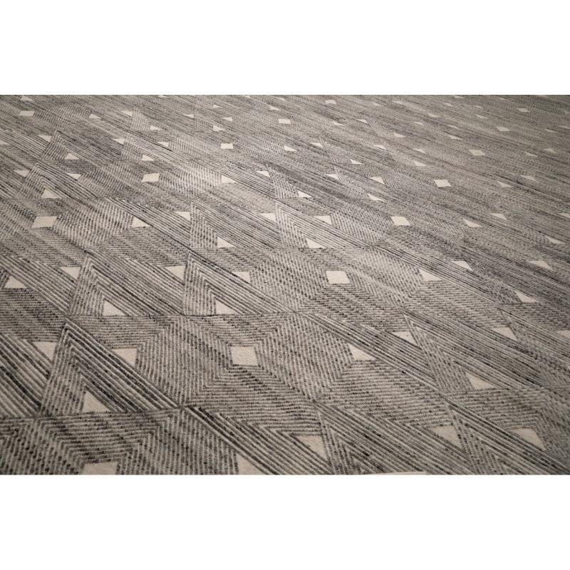 Moderne India Moroccan Over Size Rug - Laine Brown Design/One - 94441 en vente