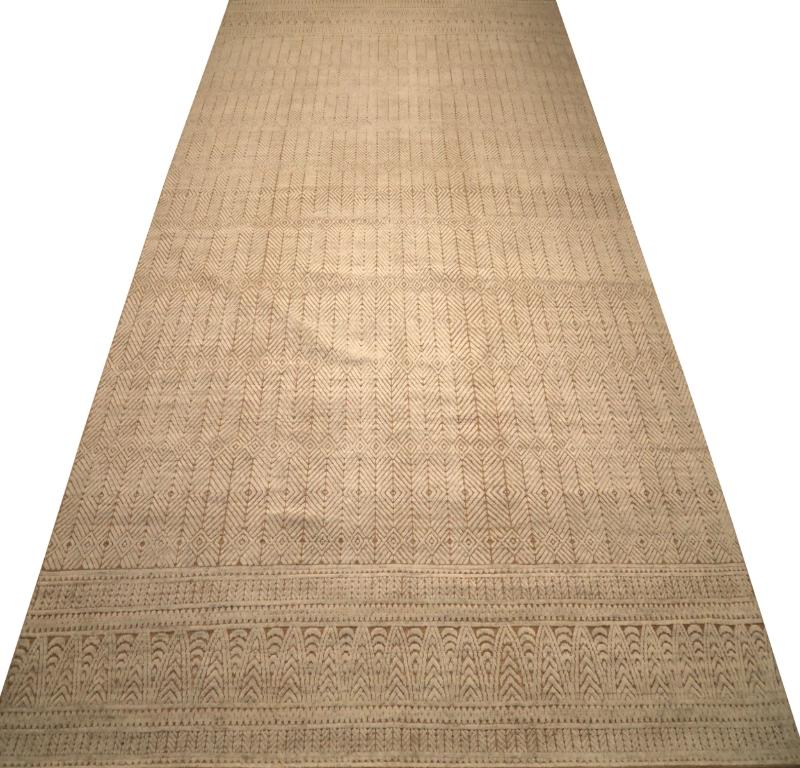 Scopri l'eleganza dell'India Moroccan caratterizzato da un tappeto over size del 1990. Progettato in lana e marrone-avorio, questo design esclusivo è perfetto per valorizzare il tuo spazio.