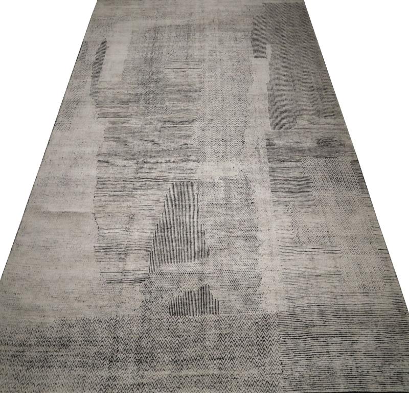 Entdecken Sie die Eleganz von India Moroccan mit dem Over Size Rug von CIRCA 1990. Dieses exklusive Design aus Wolle und Braun-Elfenbein ist perfekt, um Ihren Raum zu verschönern.
