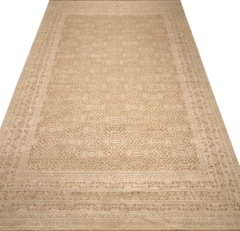 Scopri l'eleganza dell'India Moroccan caratterizzato da un tappeto over size del 1990. Progettato in lana e marrone-avorio, questo design esclusivo è perfetto per valorizzare il tuo spazio.
