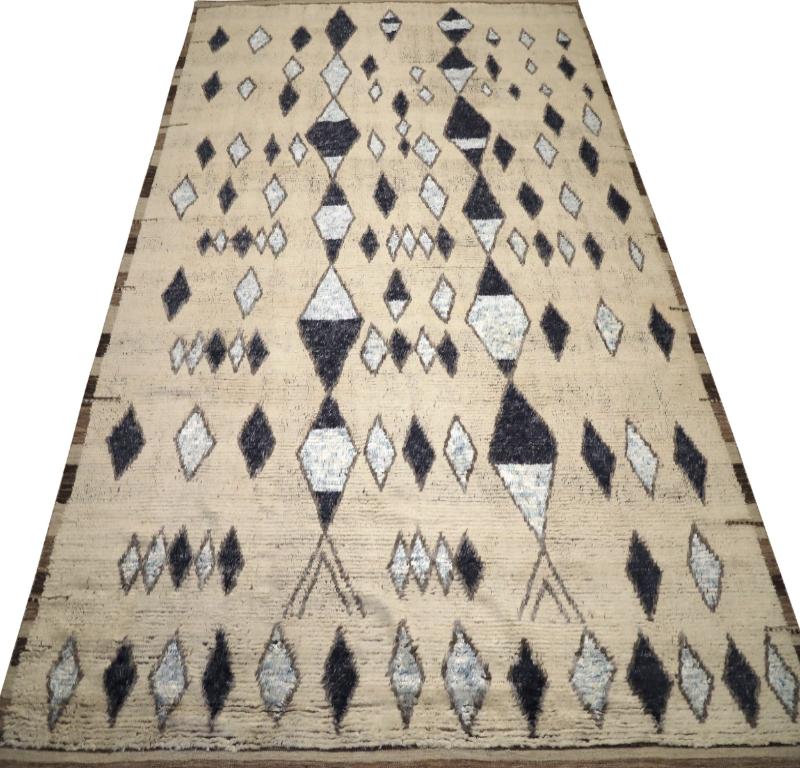 Scopri l'eleganza dell'India Moroccan caratterizzato da un tappeto over size del 1990. Progettato in lana e marrone-avorio, questo design esclusivo è perfetto per valorizzare il tuo spazio.