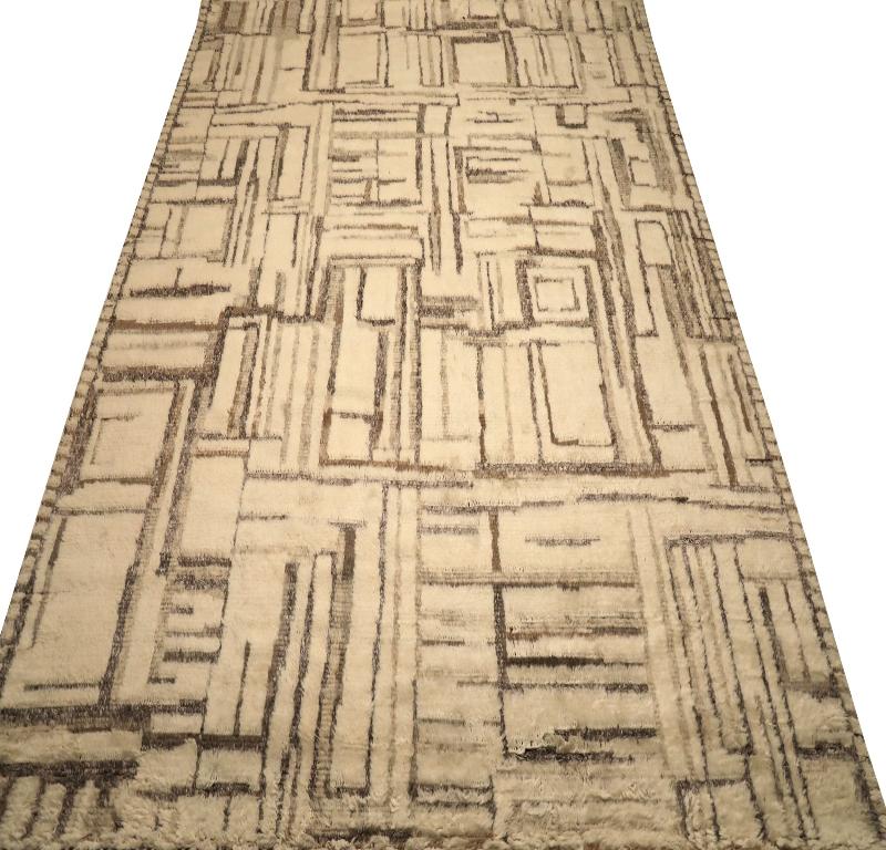 Entdecken Sie die Eleganz von India Moroccan mit dem Over Size Rug von CIRCA 1990. Dieses exklusive Design aus Wolle und Braun-Elfenbein ist perfekt, um Ihren Raum zu verschönern.