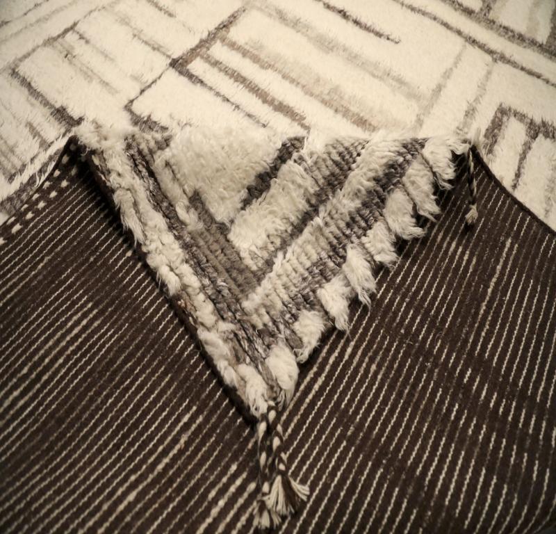 Indien Marokkanischer Teppich in Übergröße - Wolle Braun Elfenbein Design - 94522 (Indisch) im Angebot