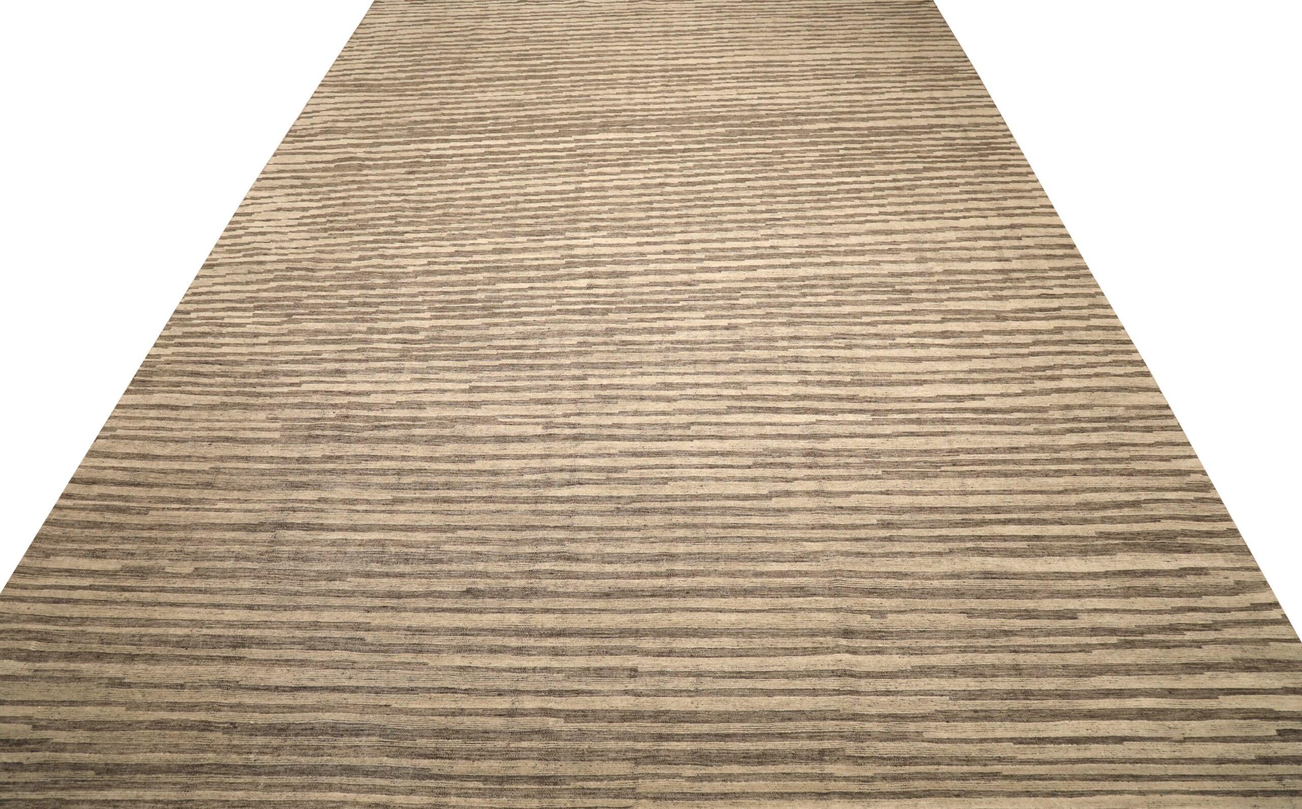 Entdecken Sie die Eleganz von India Moroccan mit dem Over Size Rug von CIRCA 1990. Dieses exklusive Design aus Wolle und Braun-Elfenbein ist perfekt, um Ihren Raum zu verschönern.