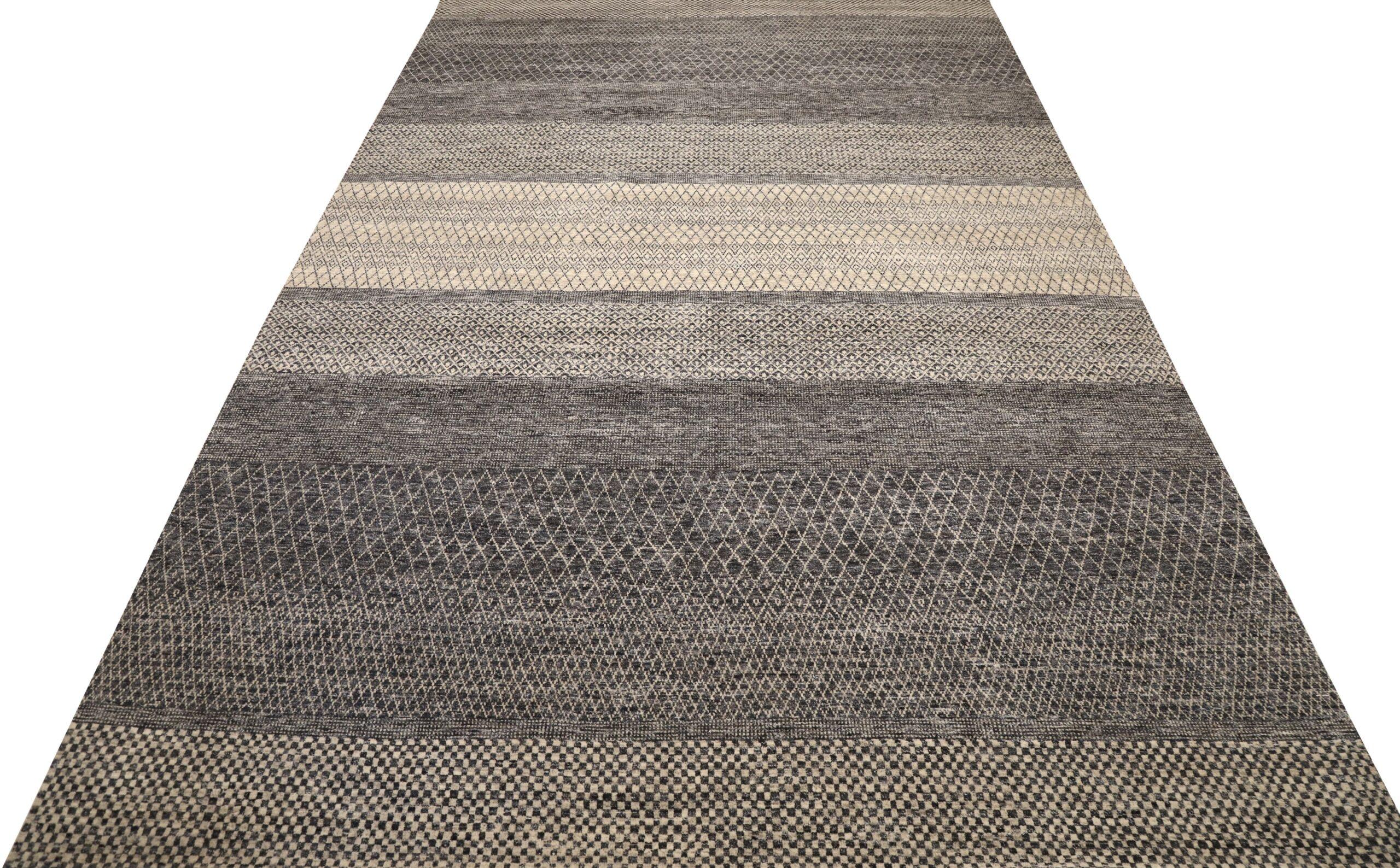 Entdecken Sie die Eleganz von India Moroccan mit dem Over Size Rug von CIRCA 1990. Dieses exklusive Design aus Wolle und Braun-Elfenbein ist perfekt, um Ihren Raum zu verschönern.