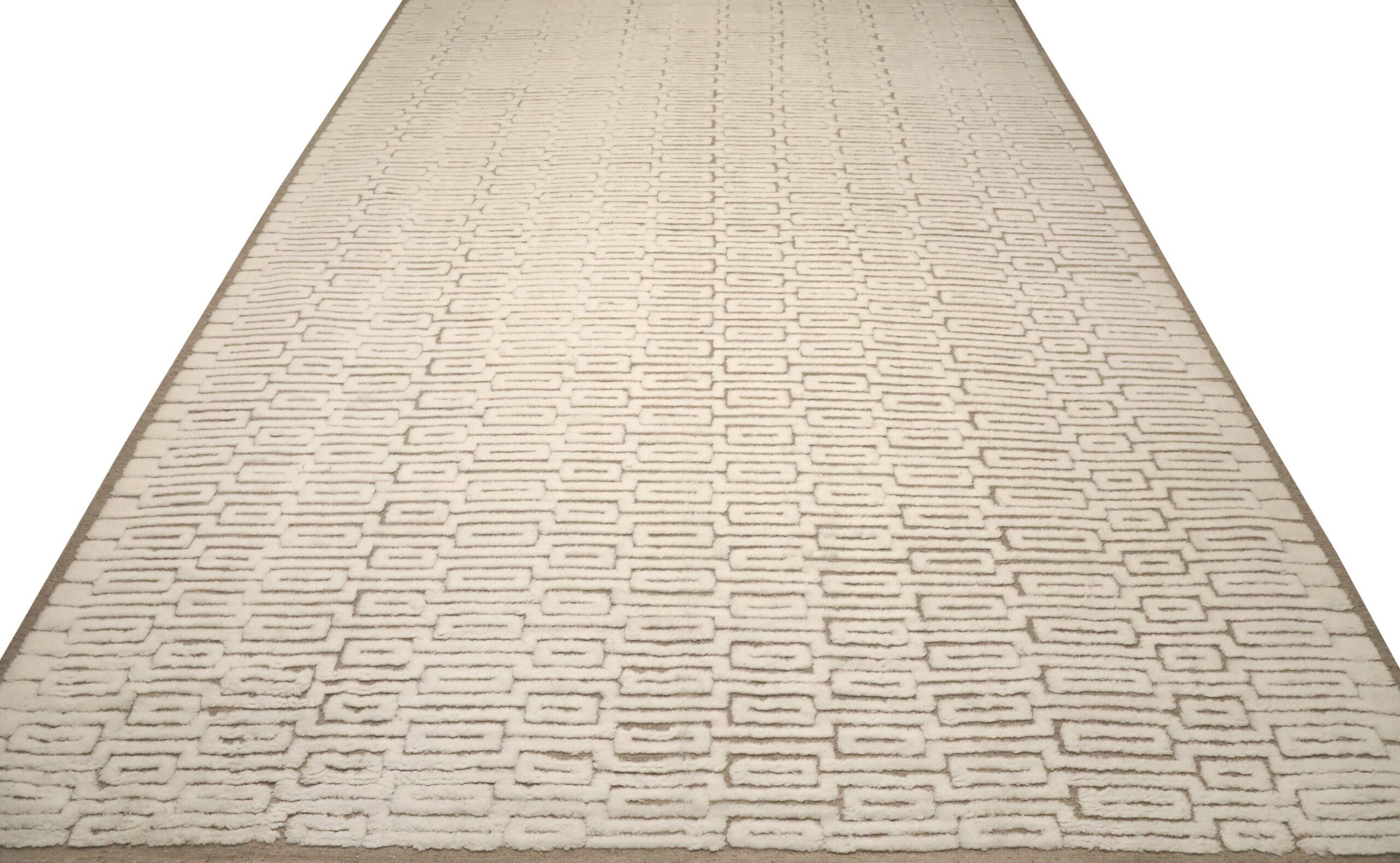 Entdecken Sie die Eleganz von India Moroccan mit dem Over Size Rug von CIRCA 1990. Dieses exklusive Design aus Wolle und Braun-Elfenbein ist perfekt, um Ihren Raum zu verschönern.