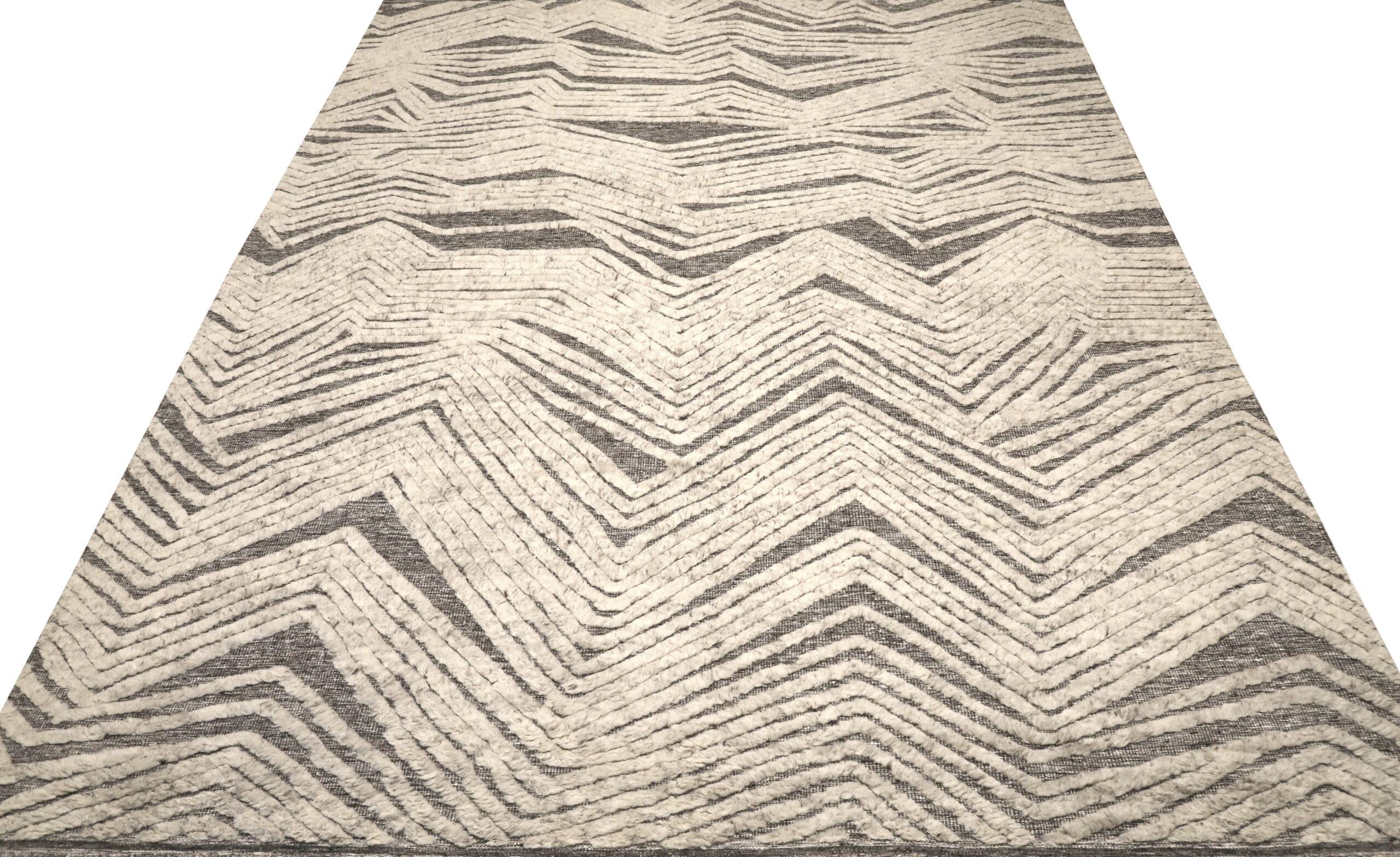 Scopri l'eleganza dell'India Moroccan caratterizzato da un tappeto over size del 1990. Progettato in lana e marrone-avorio, questo design esclusivo è perfetto per valorizzare il tuo spazio.