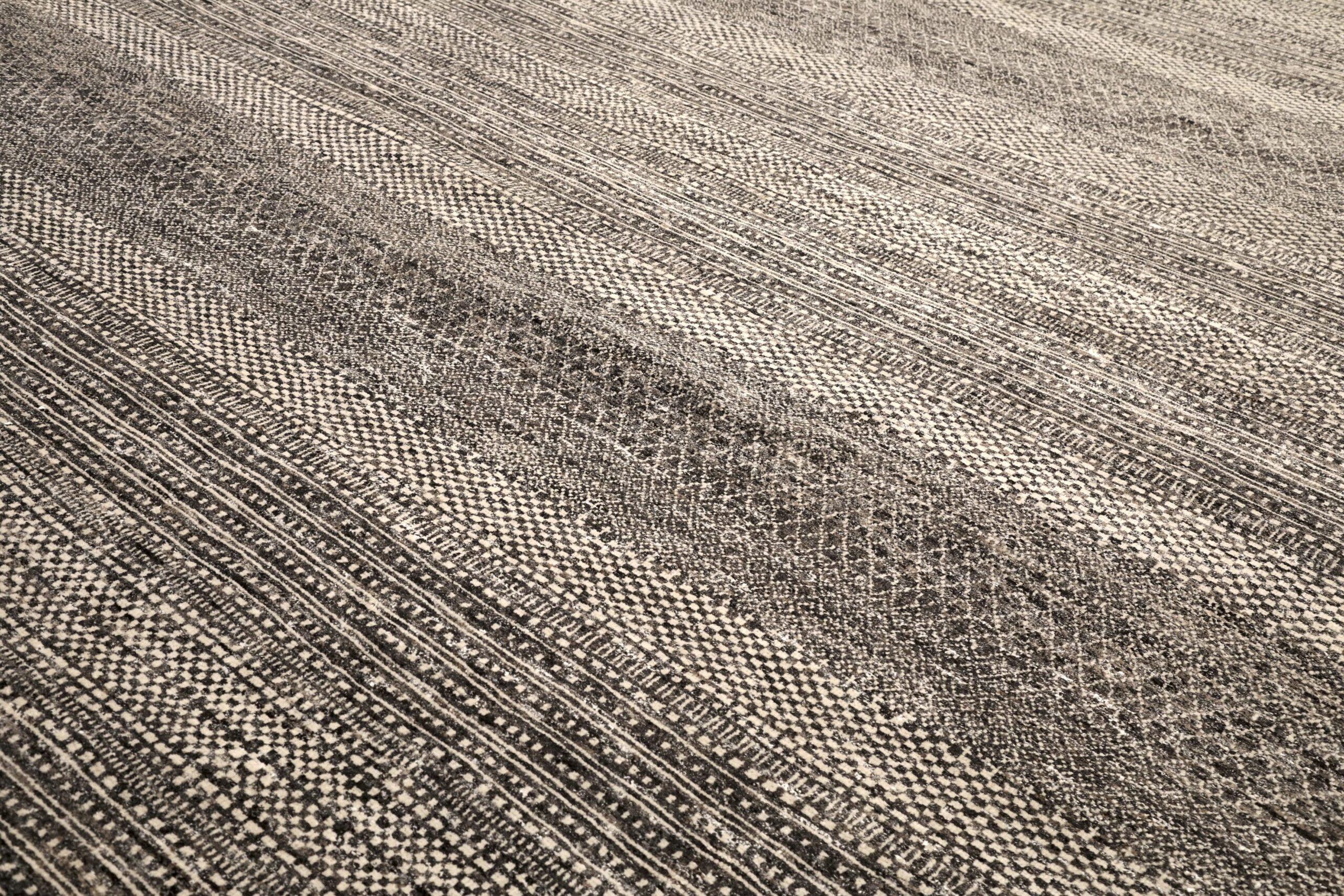 Descubre la elegancia de la alfombra marroquí India Over Size Rug in Circa 1990. Diseñado con lana y marrón-marfil, este diseño exclusivo es perfecto para realzar tu espacio.