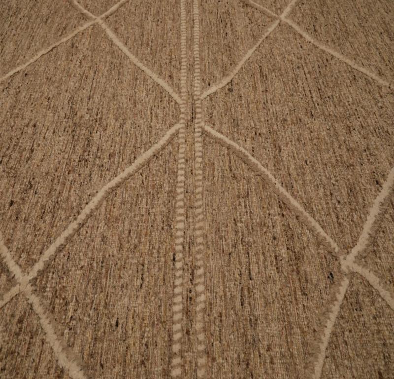 Scopri l'eleganza dell'India Moroccan caratterizzato da un tappeto over size del 1990. Progettato in lana e marrone-avorio, questo design esclusivo è perfetto per valorizzare il tuo spazio.