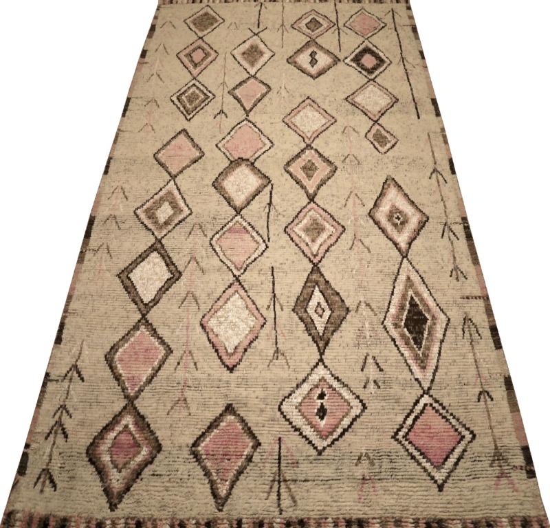 Scopri l'eleganza dell'India Moroccan caratterizzato da un tappeto over size del 1990. Progettato con lana e marrone-avorio-rosa, questo design esclusivo è perfetto per valorizzare il tuo spazio.