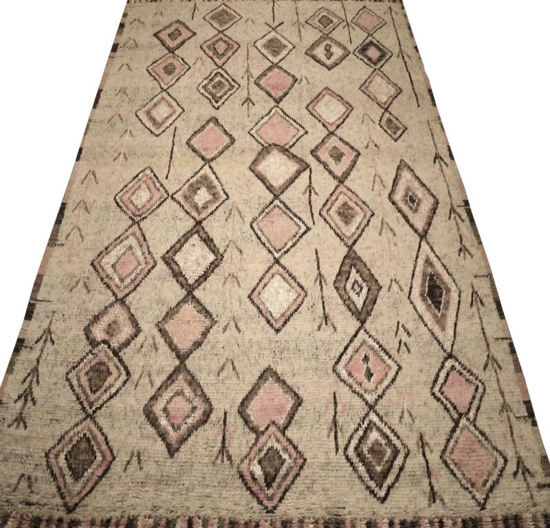 Scopri l'eleganza dell'India Moroccan caratterizzato da un tappeto over size del 1990. Progettato con lana e marrone-avorio-rosa, questo design esclusivo è perfetto per valorizzare il tuo spazio.