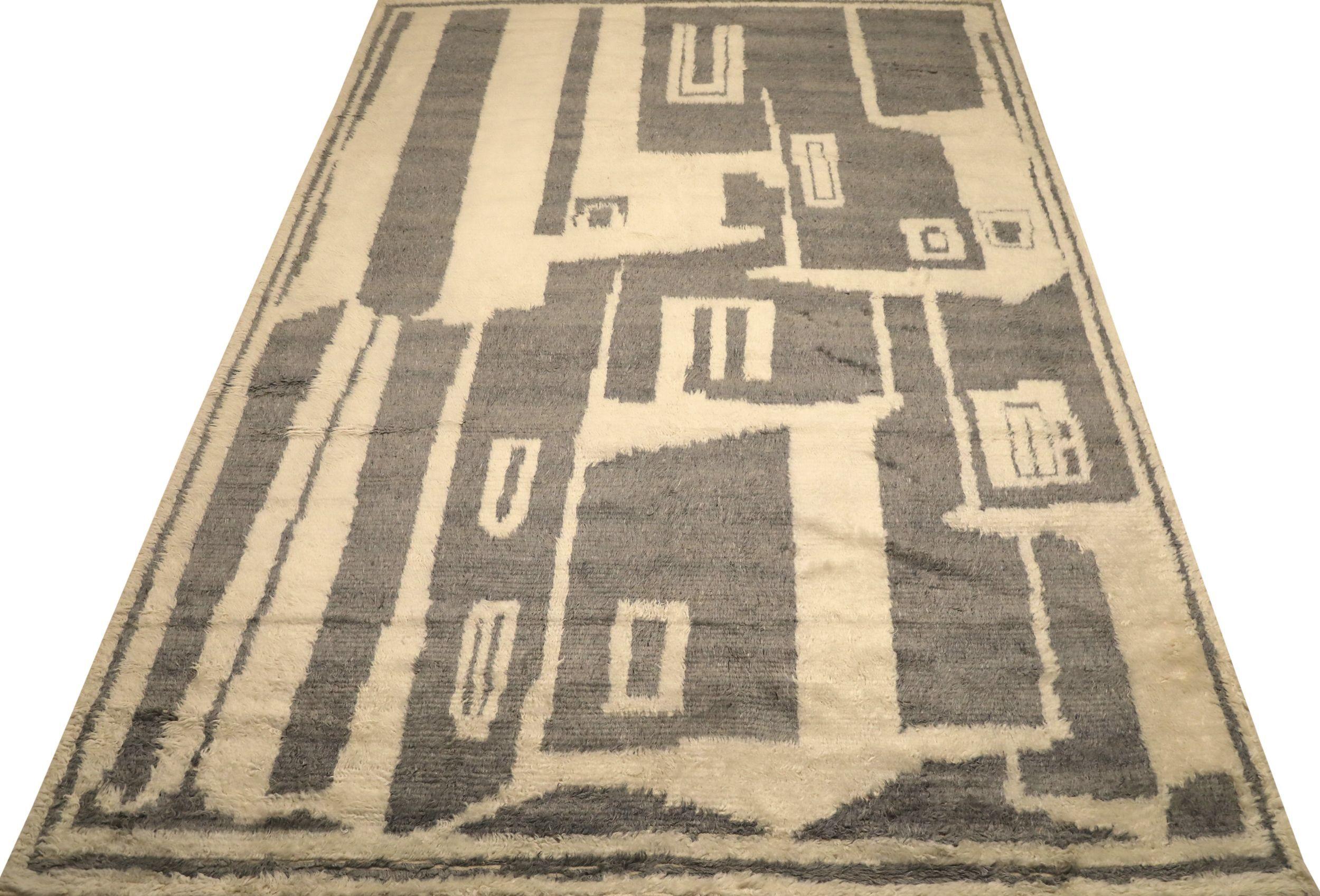 Découvrez l'élégance de l'Inde marocaine qui présente le tapis Over Size de Circa 1990. Conçu avec de la laine et du Design/One, ce design exclusif est parfait pour mettre en valeur votre espace.