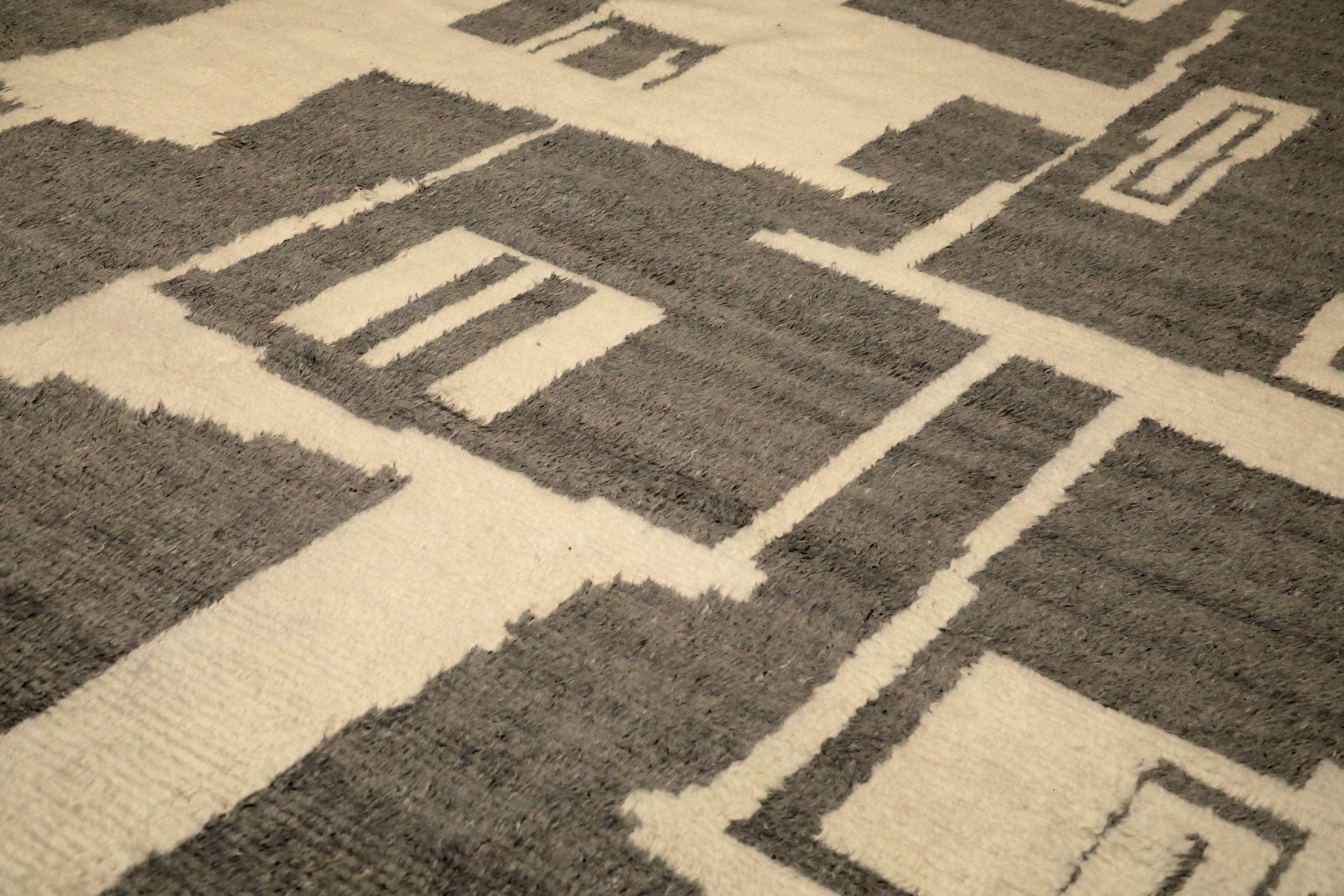 Moderne Tapis marocain surdimensionné en laine gris ivoire - 94531 en vente