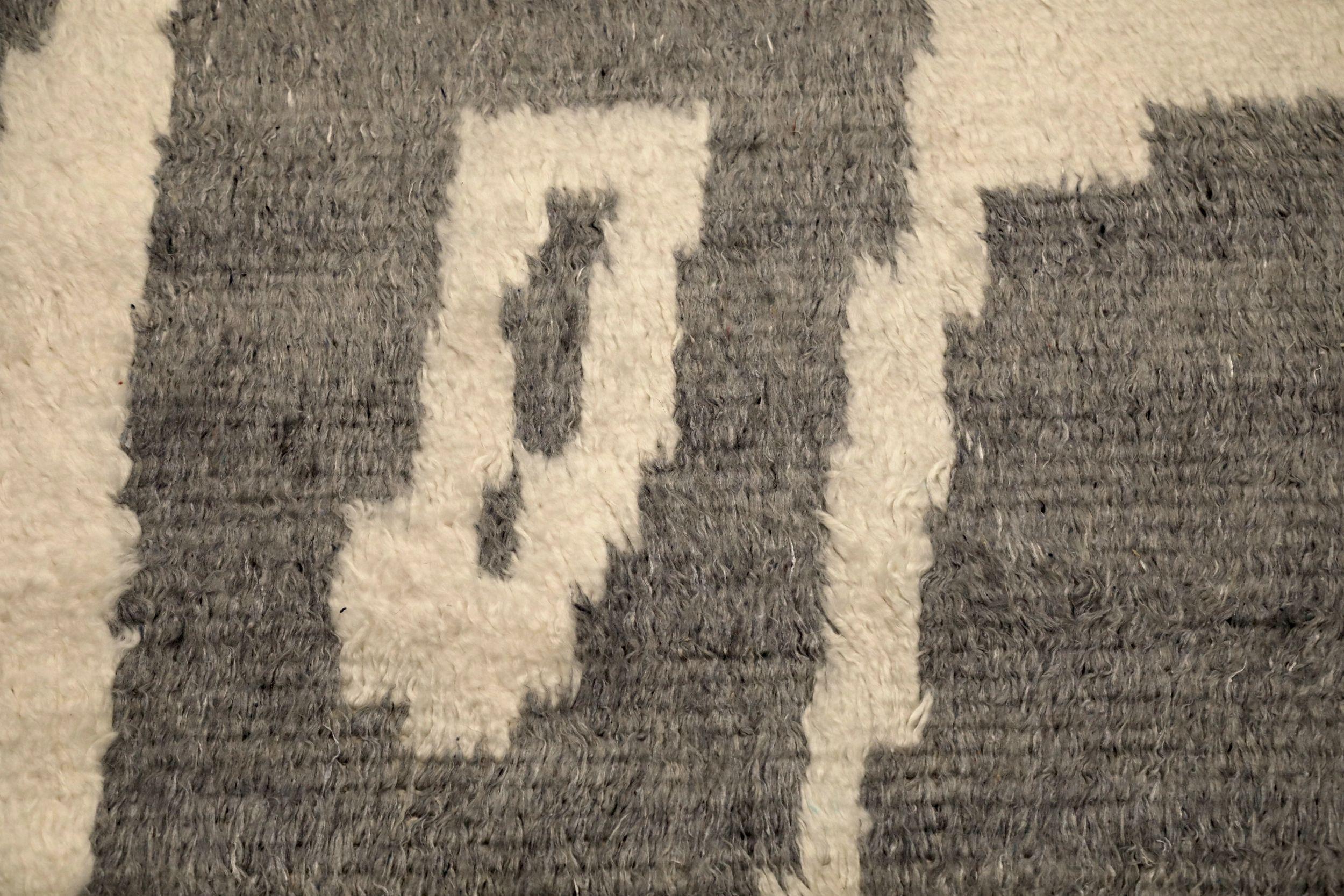 Noué à la main Tapis marocain surdimensionné en laine gris ivoire - 94531 en vente