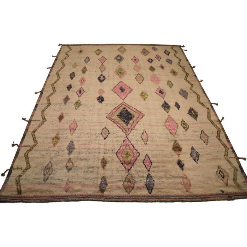 Découvrez l'élégance de l'Inde marocaine qui présente le tapis Over Size de Circa 1990. Conçu avec de la laine et du GreenIvoryPink, ce design exclusif est parfait pour mettre en valeur votre espace.