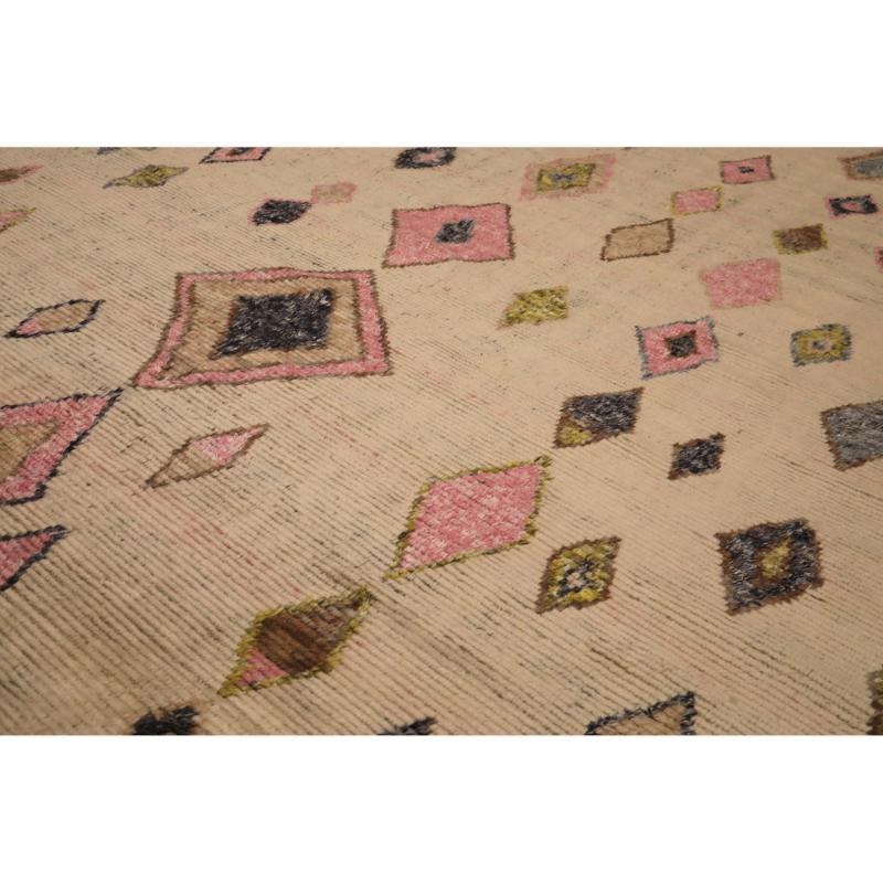 Moderne Tapis marocain surdimensionné en laine vert ivoire rose motif - 94493 en vente