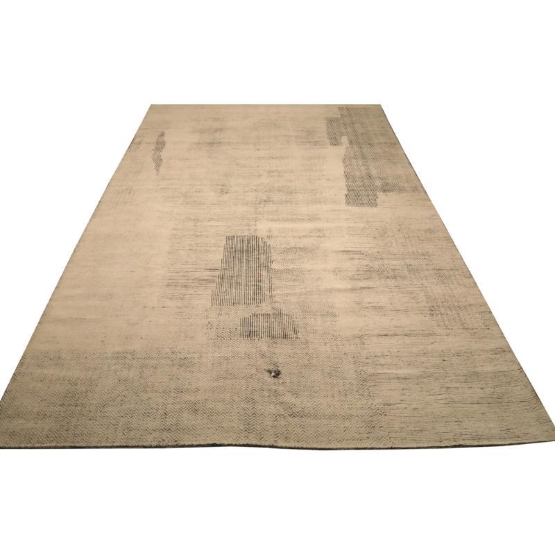 Scopri l'eleganza dell'India Moroccan caratterizzato da un tappeto over size del 1990. Progettato con lana e avorio, questo design esclusivo è perfetto per valorizzare il tuo spazio.