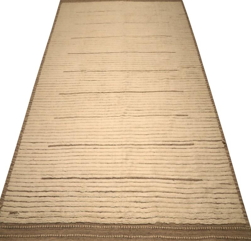 Scopri l'eleganza dell'India Moroccan caratterizzato da un tappeto over size del 1990. Progettato con lana e avorio, questo design esclusivo è perfetto per valorizzare il tuo spazio.