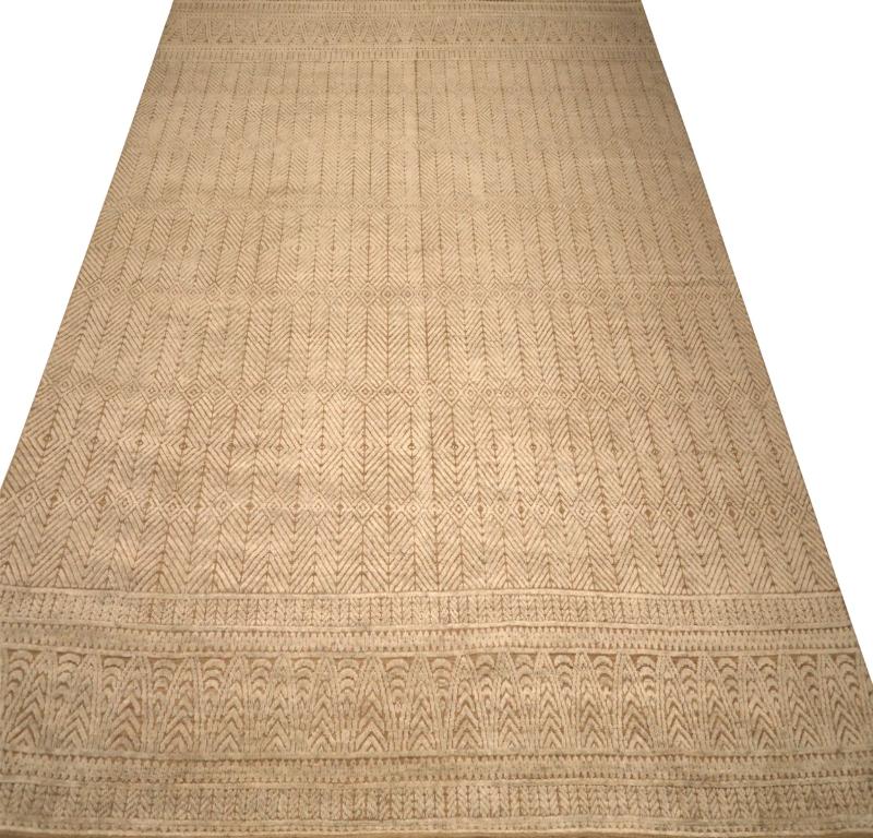 Découvrez l'élégance de l'Inde marocaine qui présente le tapis Over Size de Circa 1990. Conçu avec de la laine et de l'ivoire, ce design exclusif est parfait pour mettre en valeur votre espace.
