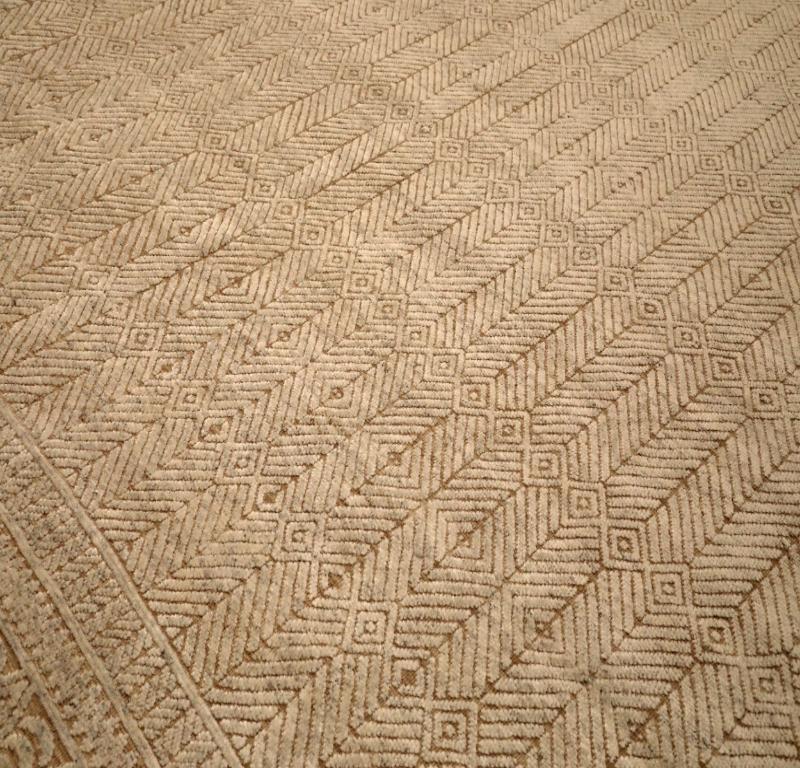 Moderne Tapis marocain surdimensionné en laine ivoire - 94469 en vente