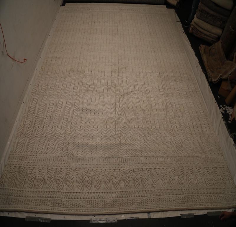 Entdecken Sie die Eleganz von India Moroccan mit dem Over Size Rug von CIRCA 1990. Dieses exklusive Design aus Wolle und Elfenbein ist perfekt, um Ihren Raum zu verschönern.