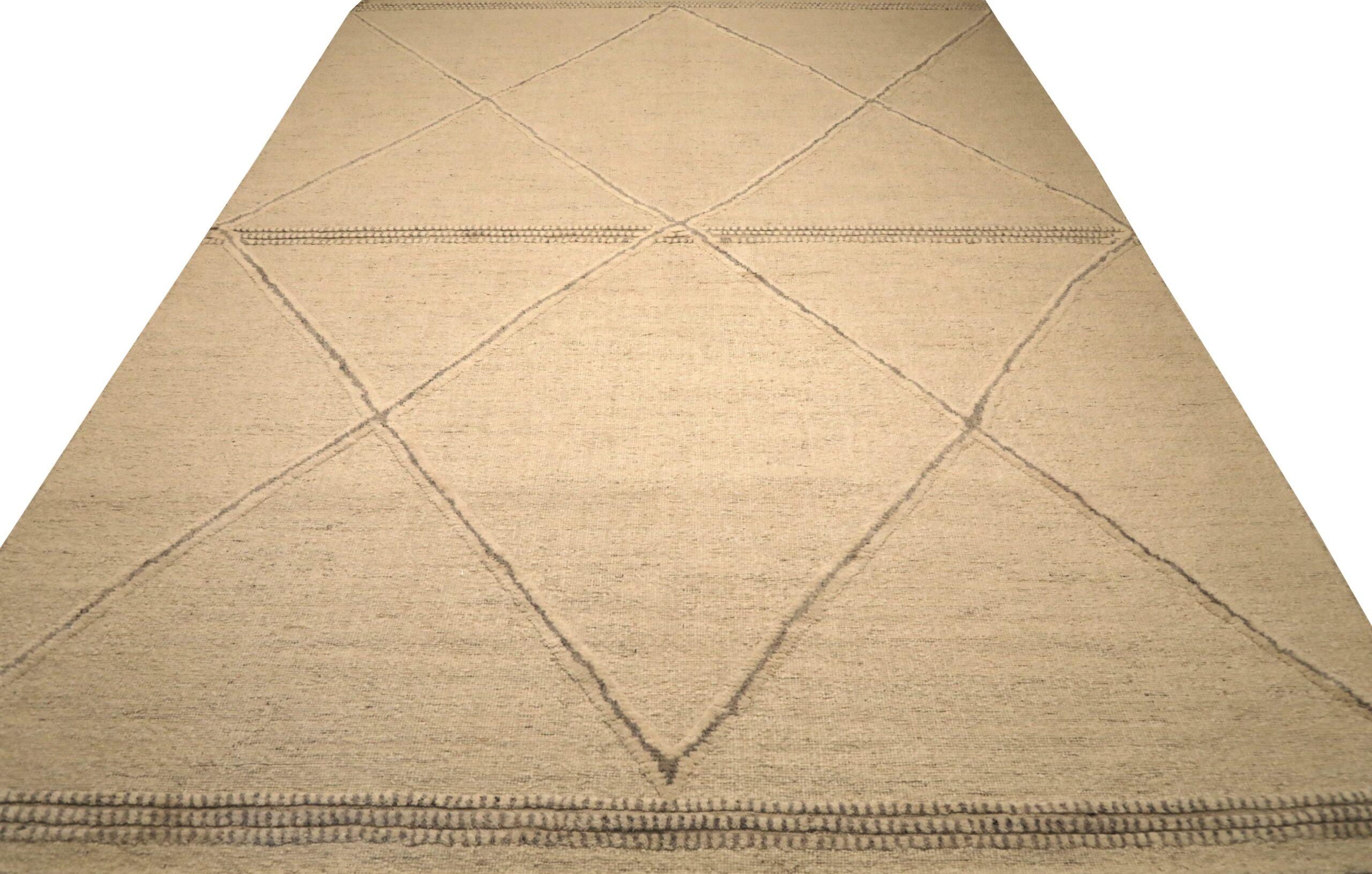 Scopri l'eleganza dell'India Moroccan caratterizzato da un tappeto over size del 1990. Progettato con lana e avorio, questo design esclusivo è perfetto per valorizzare il tuo spazio.