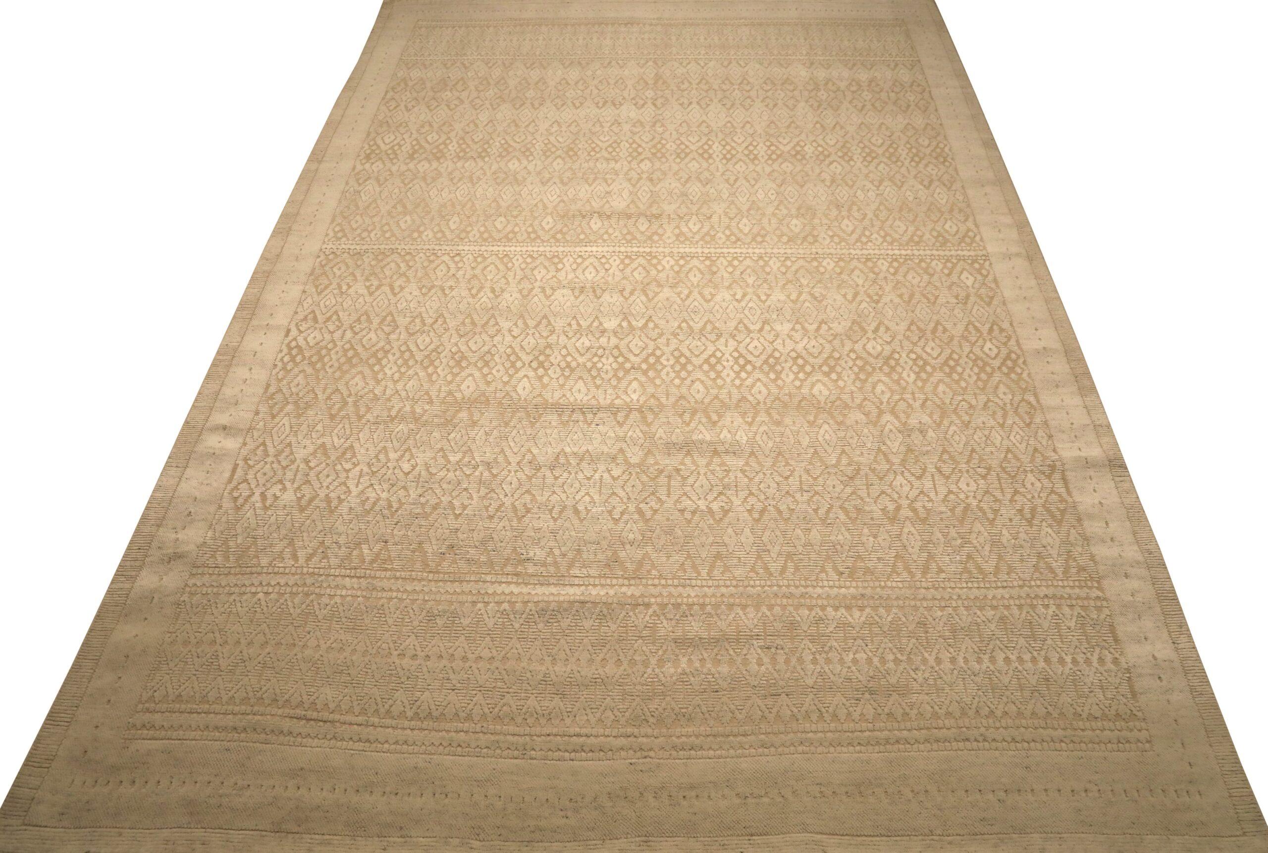 Entdecken Sie die Eleganz von India Moroccan mit dem Over Size Rug von CIRCA 1990. Dieses exklusive Design aus Wolle und Elfenbein ist perfekt, um Ihren Raum zu verschönern.