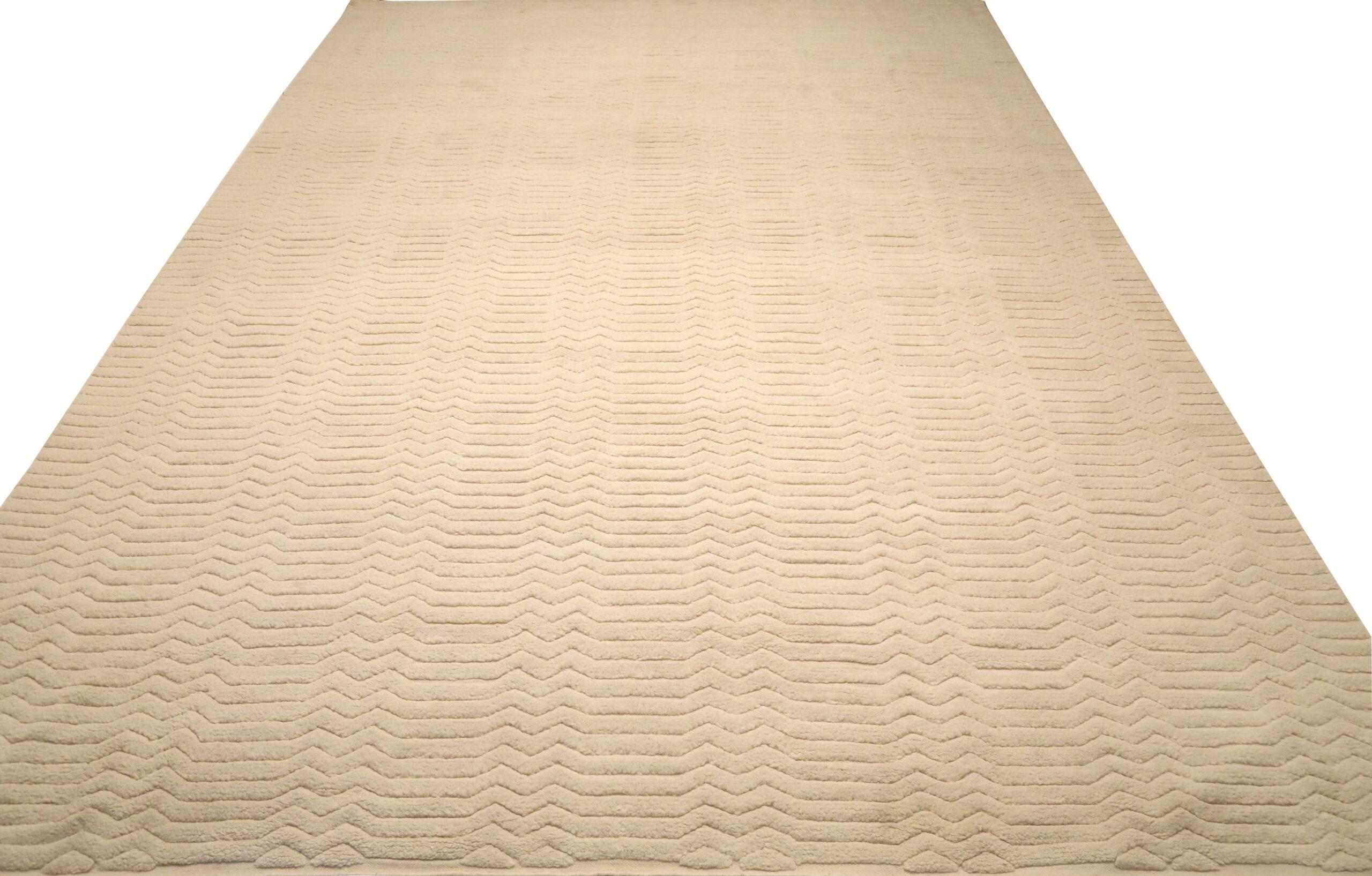 Découvrez l'élégance de l'Inde marocaine qui présente le tapis Over Size de Circa 1990. Conçu avec de la laine et de l'ivoire, ce design exclusif est parfait pour mettre en valeur votre espace.