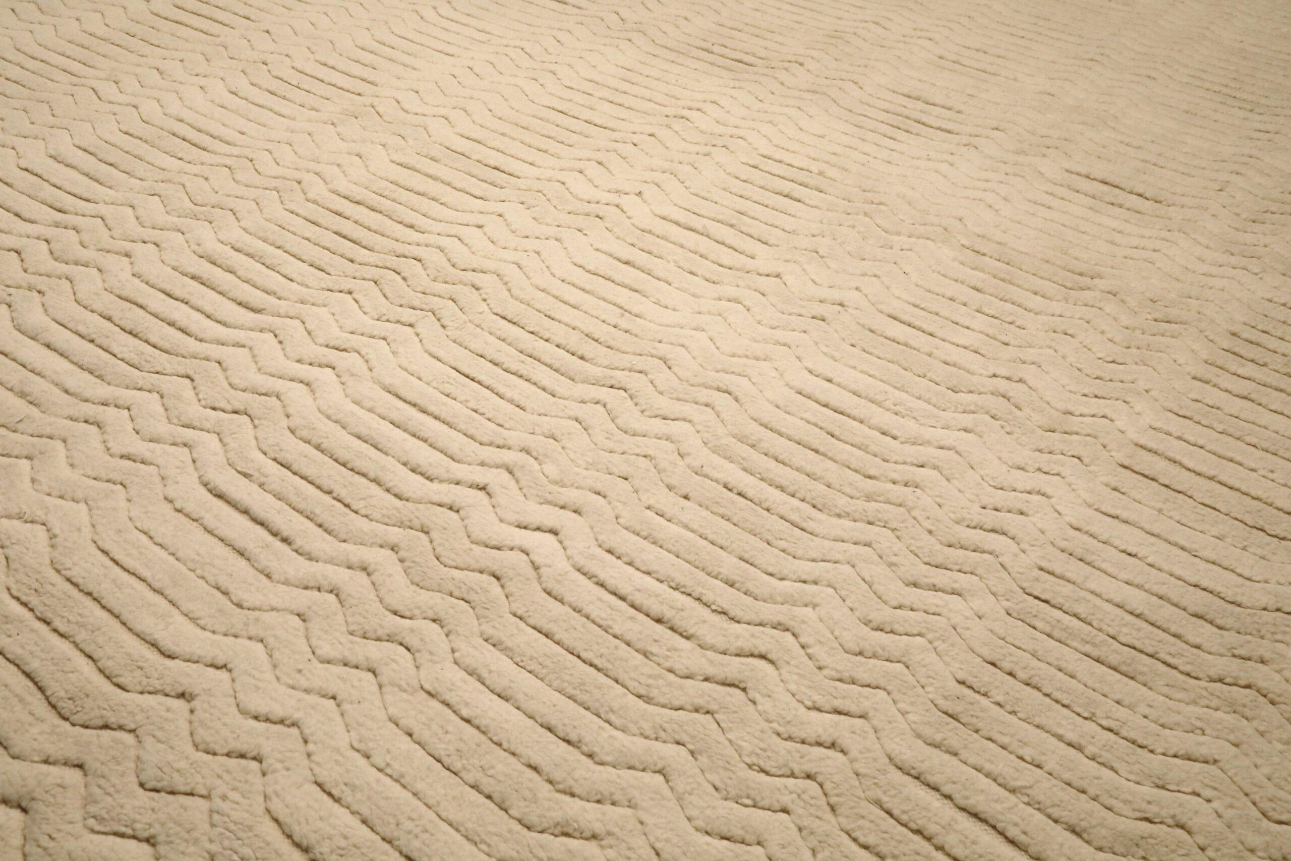 Moderne Tapis marocain surdimensionné en laine ivoire - 96576 en vente
