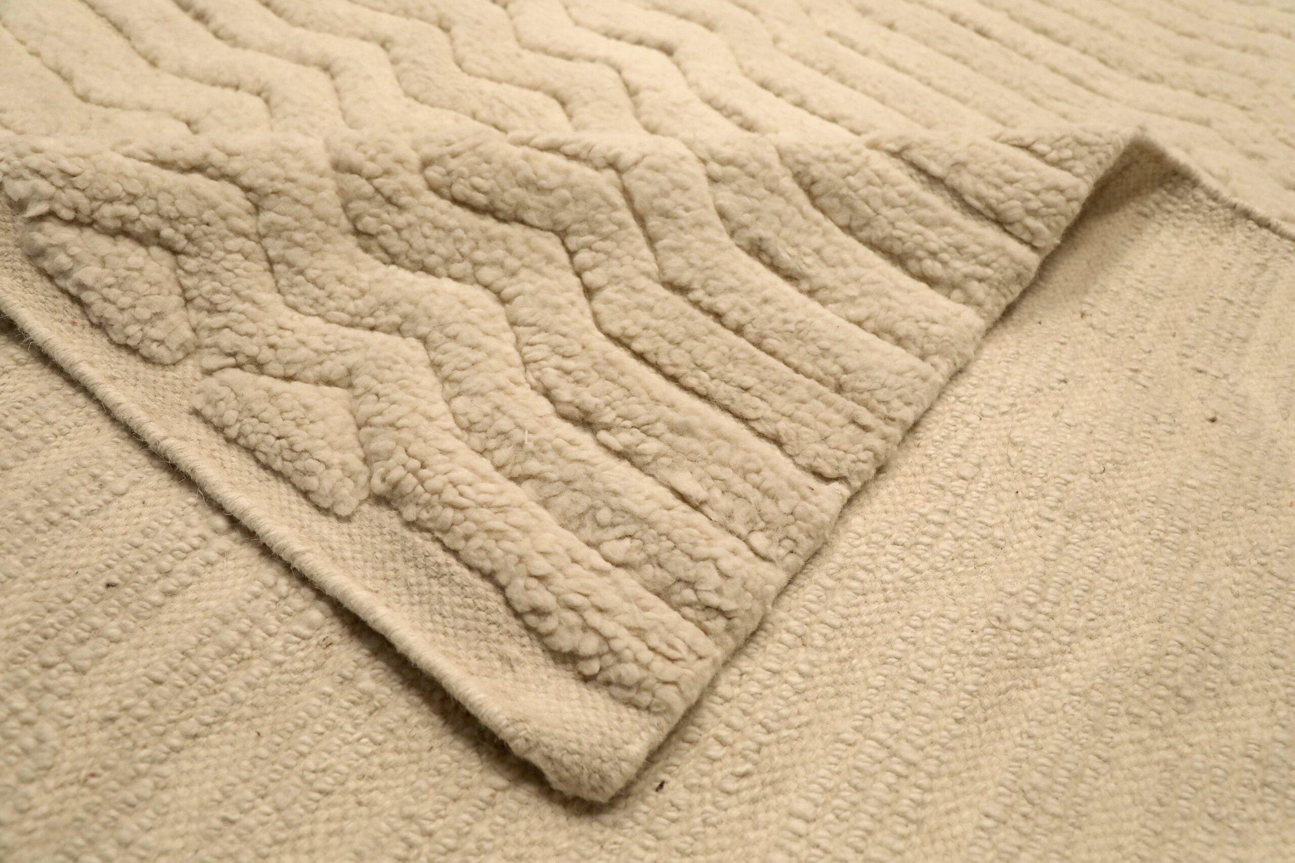 Indien Tapis marocain surdimensionné en laine ivoire - 96576 en vente