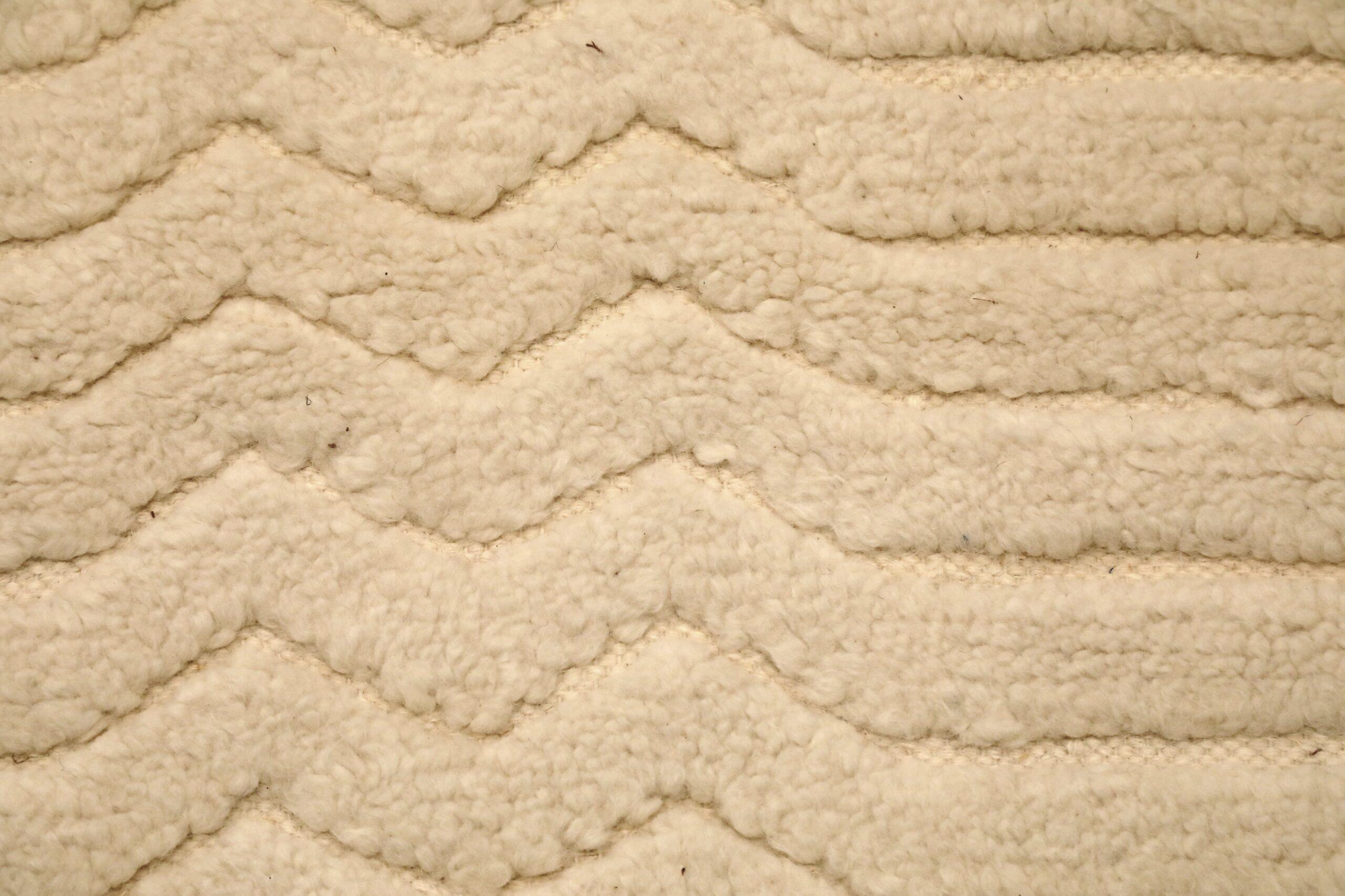 Noué à la main Tapis marocain surdimensionné en laine ivoire - 96576 en vente