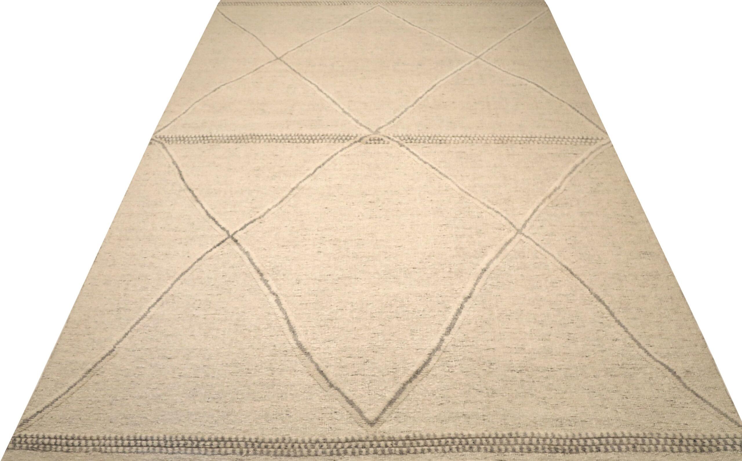 Scopri l'eleganza dell'India Moroccan caratterizzato da un tappeto over size del 1990. Progettato con lana e avorio, questo design esclusivo è perfetto per valorizzare il tuo spazio.