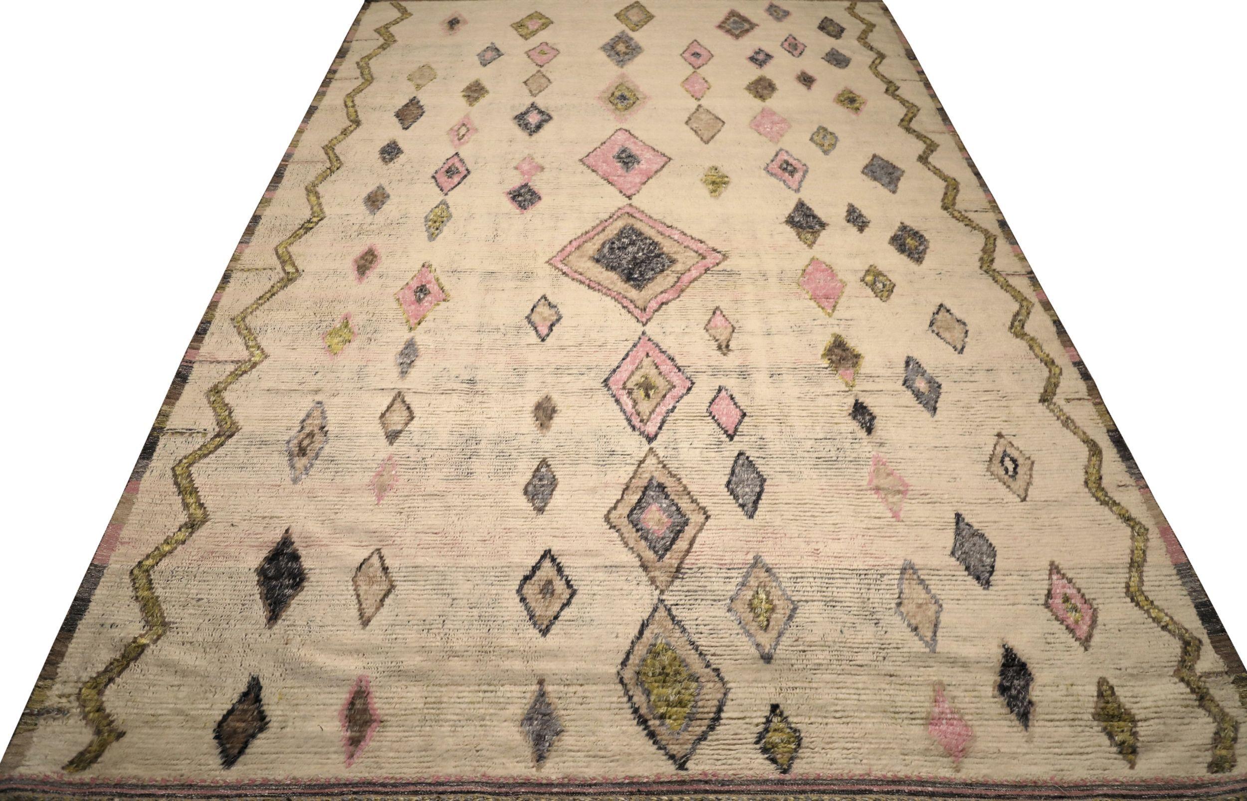 Entdecken Sie die Eleganz von India Moroccan mit dem Over Size Rug von CIRCA 1990. Dieses exklusive Design aus Wolle und IvoryPinkYellow ist die perfekte Ergänzung für Ihren Raum.