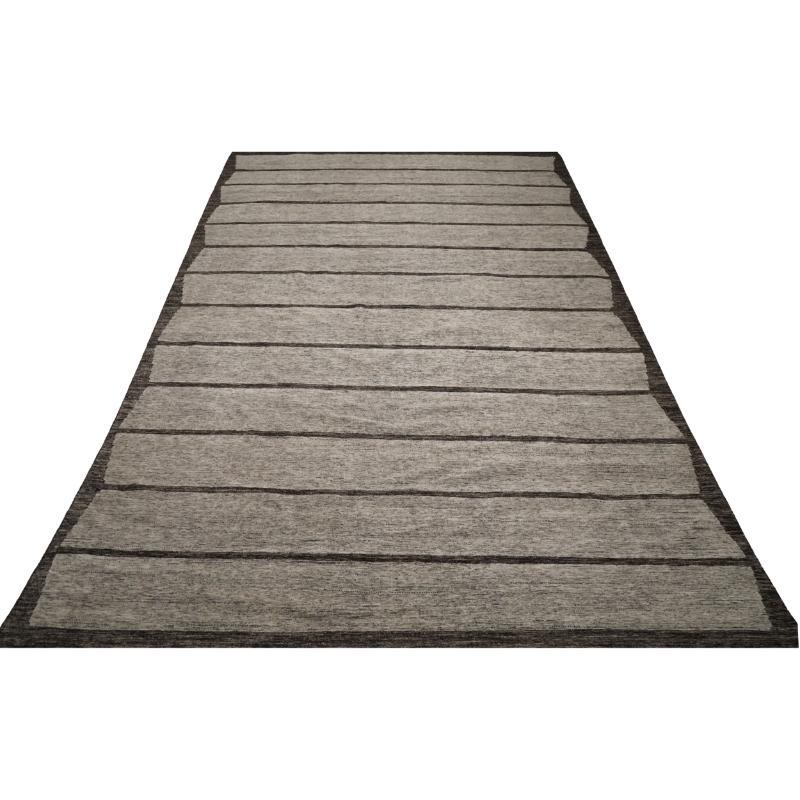 Scopri l'eleganza dell'India Moroccan caratterizzato da un tappeto over size del 1990. Progettato con lana e IvoryTaupe, questo design esclusivo è perfetto per valorizzare il tuo spazio.