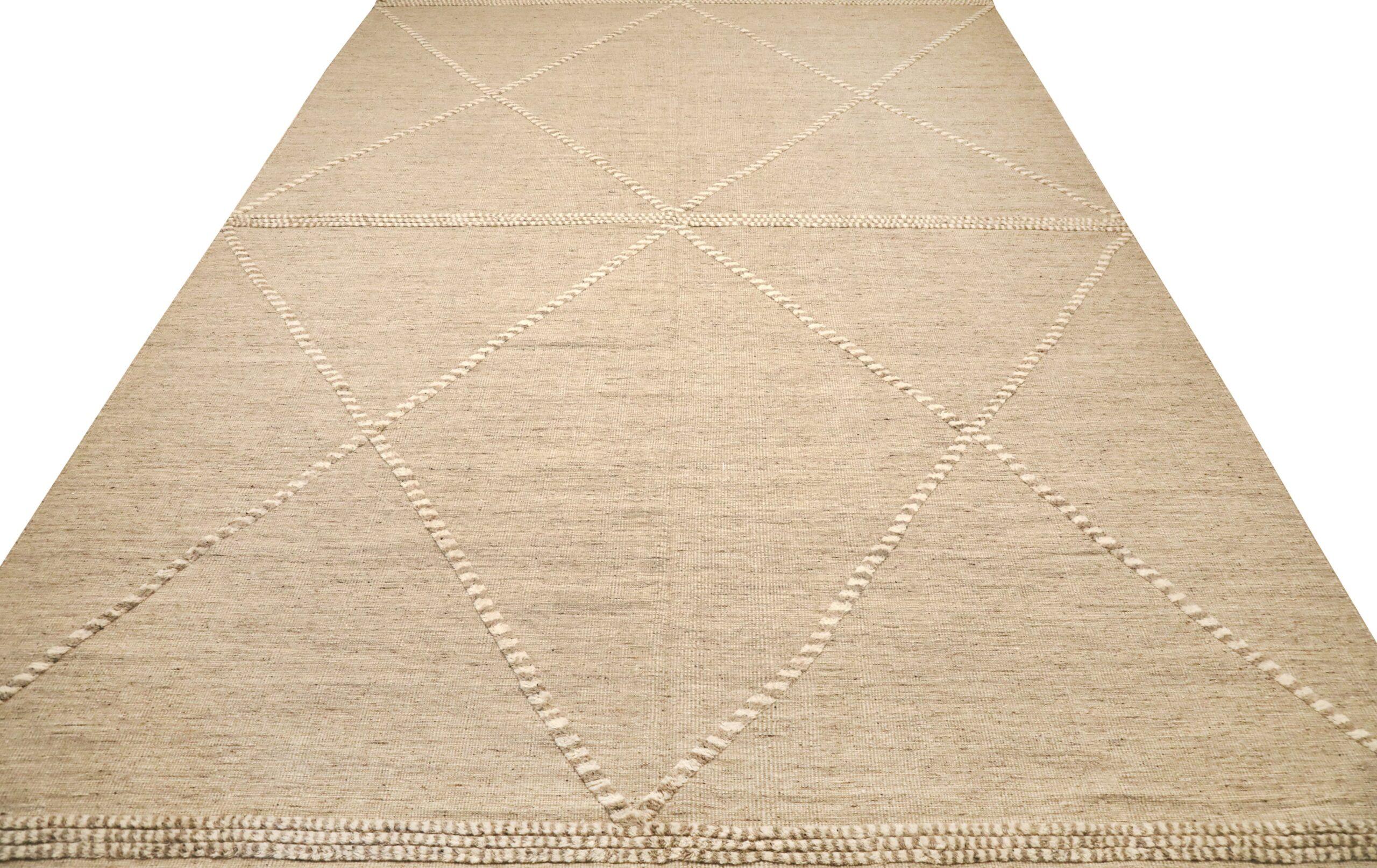 Entdecken Sie die Eleganz von India Moroccan mit dem Over Size Rug von CIRCA 1990. Dieses exklusive Design aus Wolle und IvoryTaupe ist perfekt, um Ihren Raum zu verschönern.