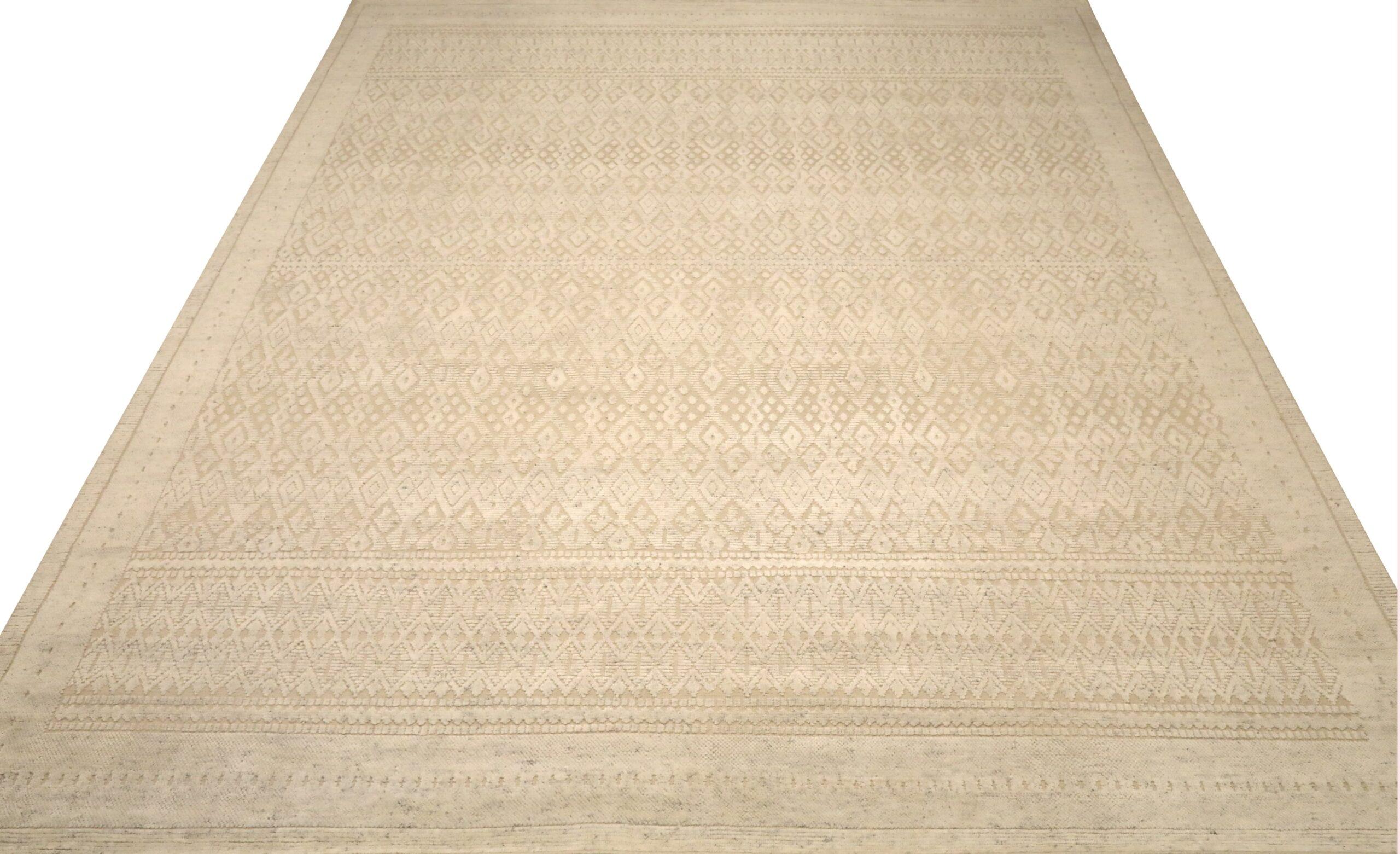 Entdecken Sie die Eleganz von India Moroccan mit dem Over Size Rug von CIRCA 1990. Dieses exklusive Design aus Wolle und IvoryTaupe ist perfekt, um Ihren Raum zu verschönern.