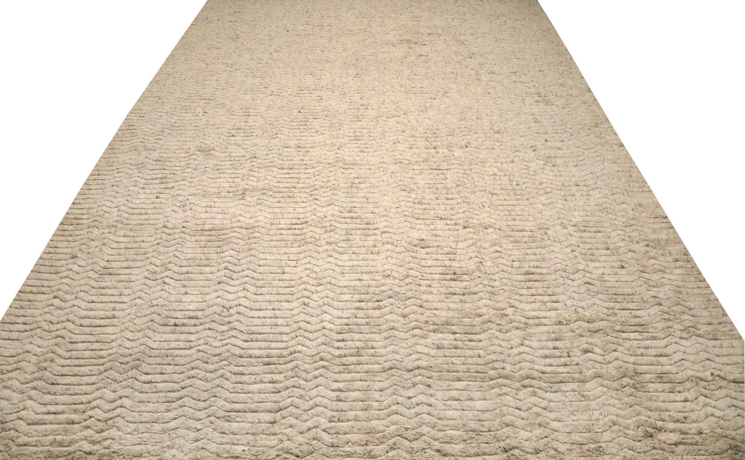 Descubre la elegancia de la alfombra marroquí India Over Size Rug in Circa 1990. Diseñado con lana y topo marfil, este diseño exclusivo es perfecto para realzar tu espacio.