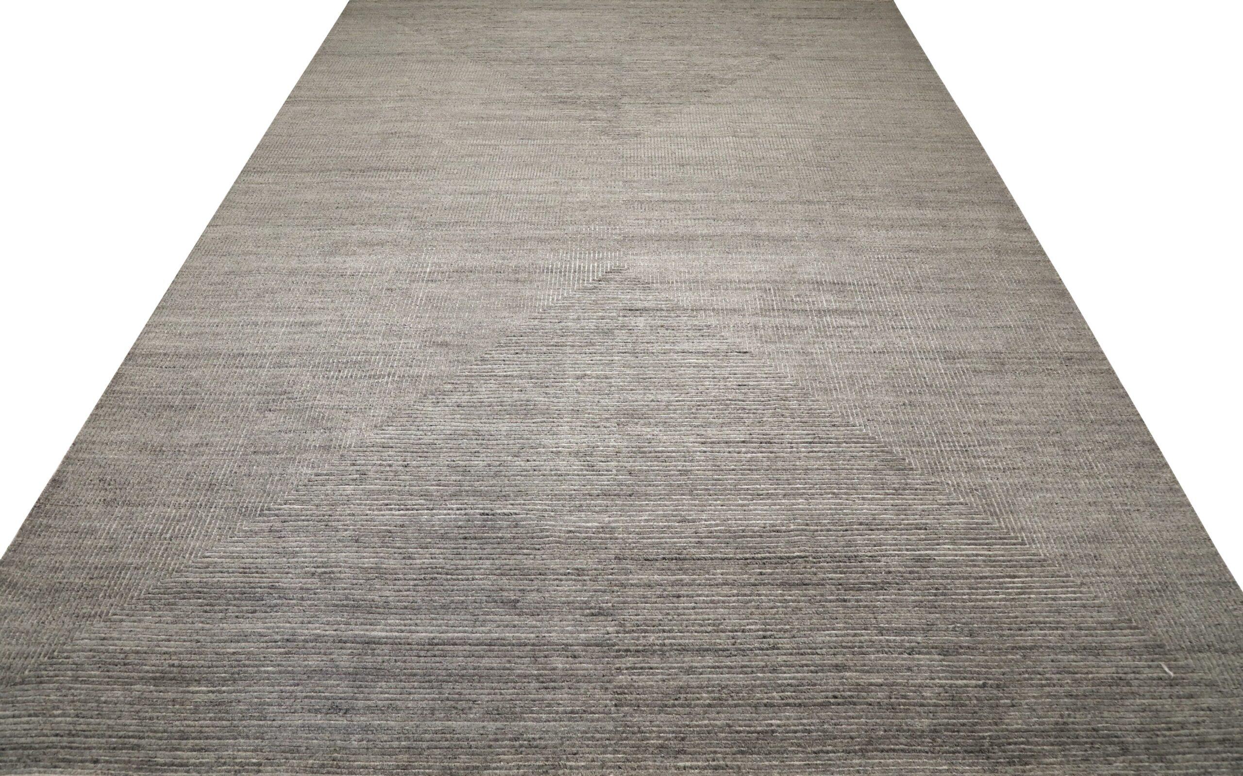 Entdecken Sie die Eleganz von India Moroccan mit dem Over Size Rug von CIRCA 1990. Dieses exklusive Design aus Wolle und Taupe ist perfekt, um Ihren Raum zu verschönern.