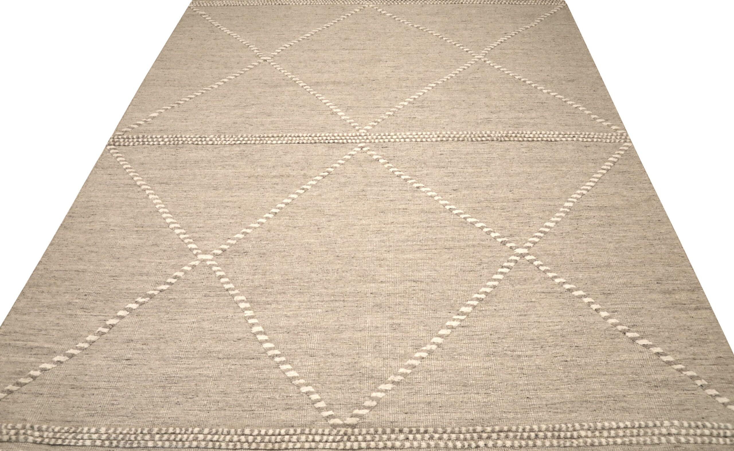 Entdecken Sie die Eleganz von India Moroccan mit dem Over Size Rug von CIRCA 1990. Dieses exklusive Design aus Wolle und Taupe ist perfekt, um Ihren Raum zu verschönern.
