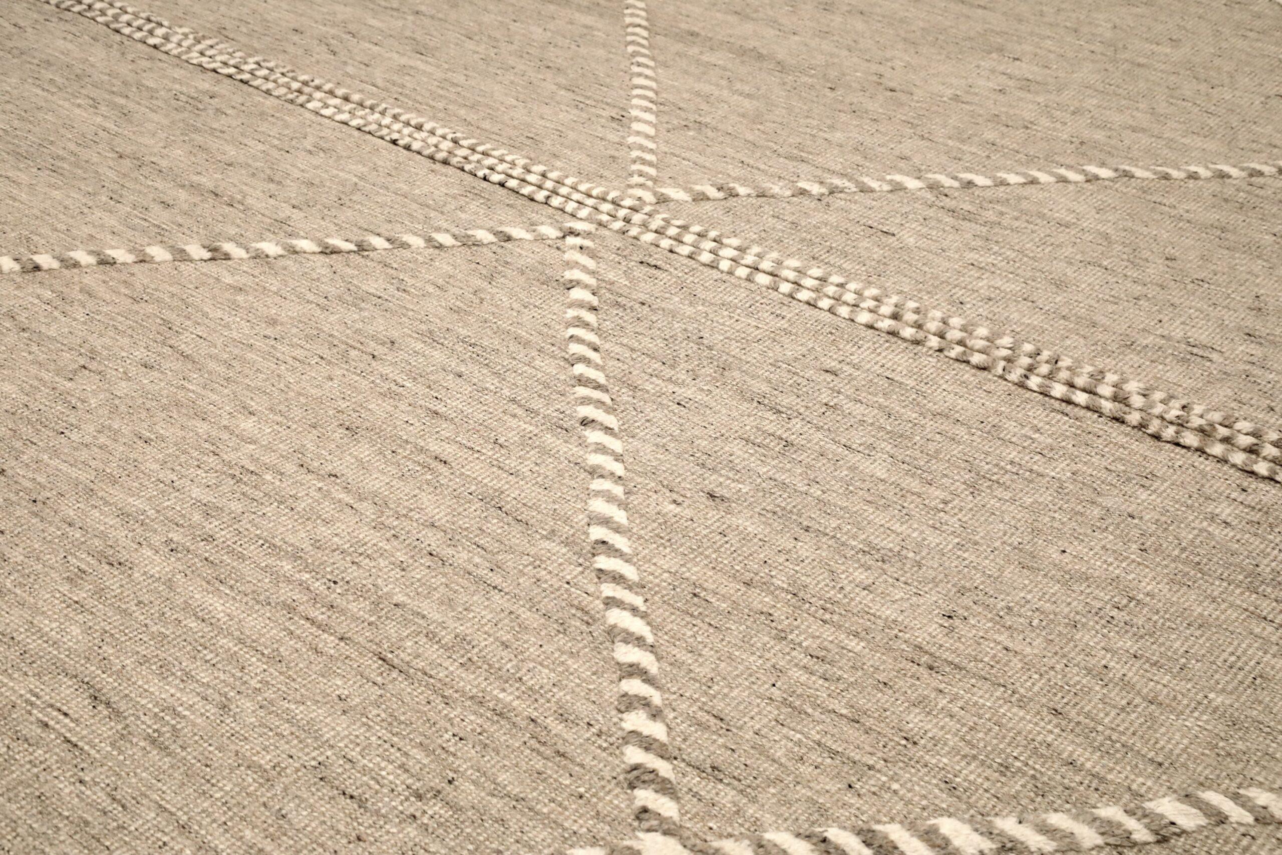Marokkanischer Over Size-Teppich in Übergröße aus Wolle in Taupe in Indien - 96598 (Moderne) im Angebot