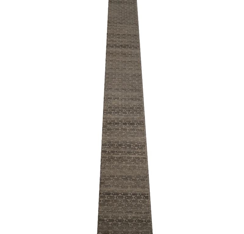 Entdecken Sie die Eleganz von India Moroccan mit dem Läufer Circa 1990. Dieses exklusive Design aus Wolle und Braun-Elfenbein ist perfekt, um Ihren Raum zu verschönern.