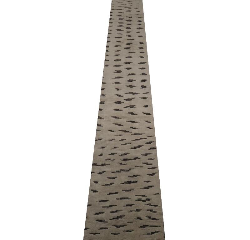 Scopri l'eleganza dell'India Moroccan featuring Runner Rug di CIRCA 1990. Progettato in lana e marrone-avorio, questo design esclusivo è perfetto per valorizzare il tuo spazio.