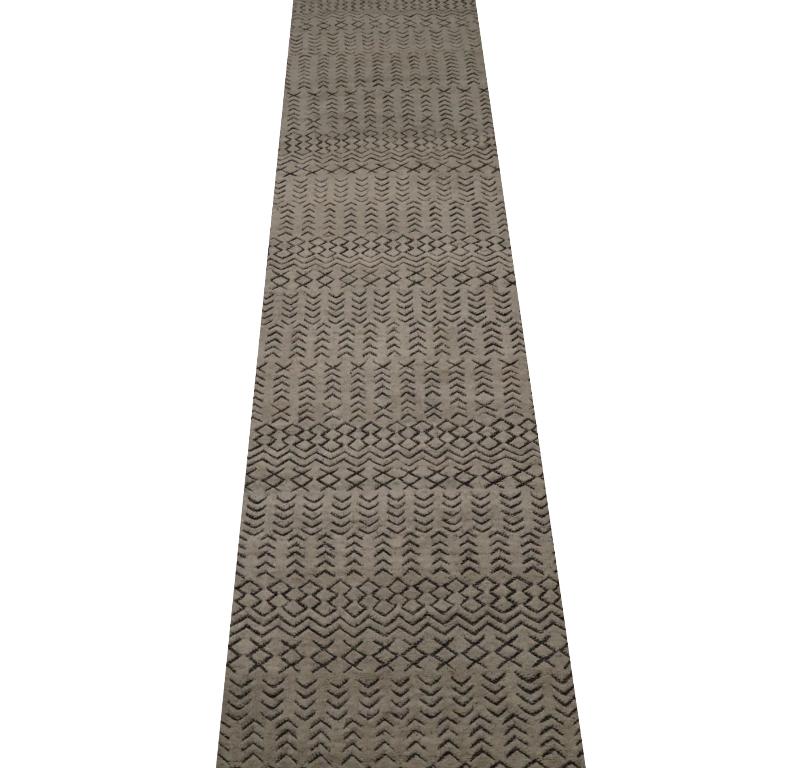 Entdecken Sie die Eleganz von India Moroccan mit dem Läufer Circa 1990. Dieses exklusive Design aus Wolle und Braun-Elfenbein ist perfekt, um Ihren Raum zu verschönern.